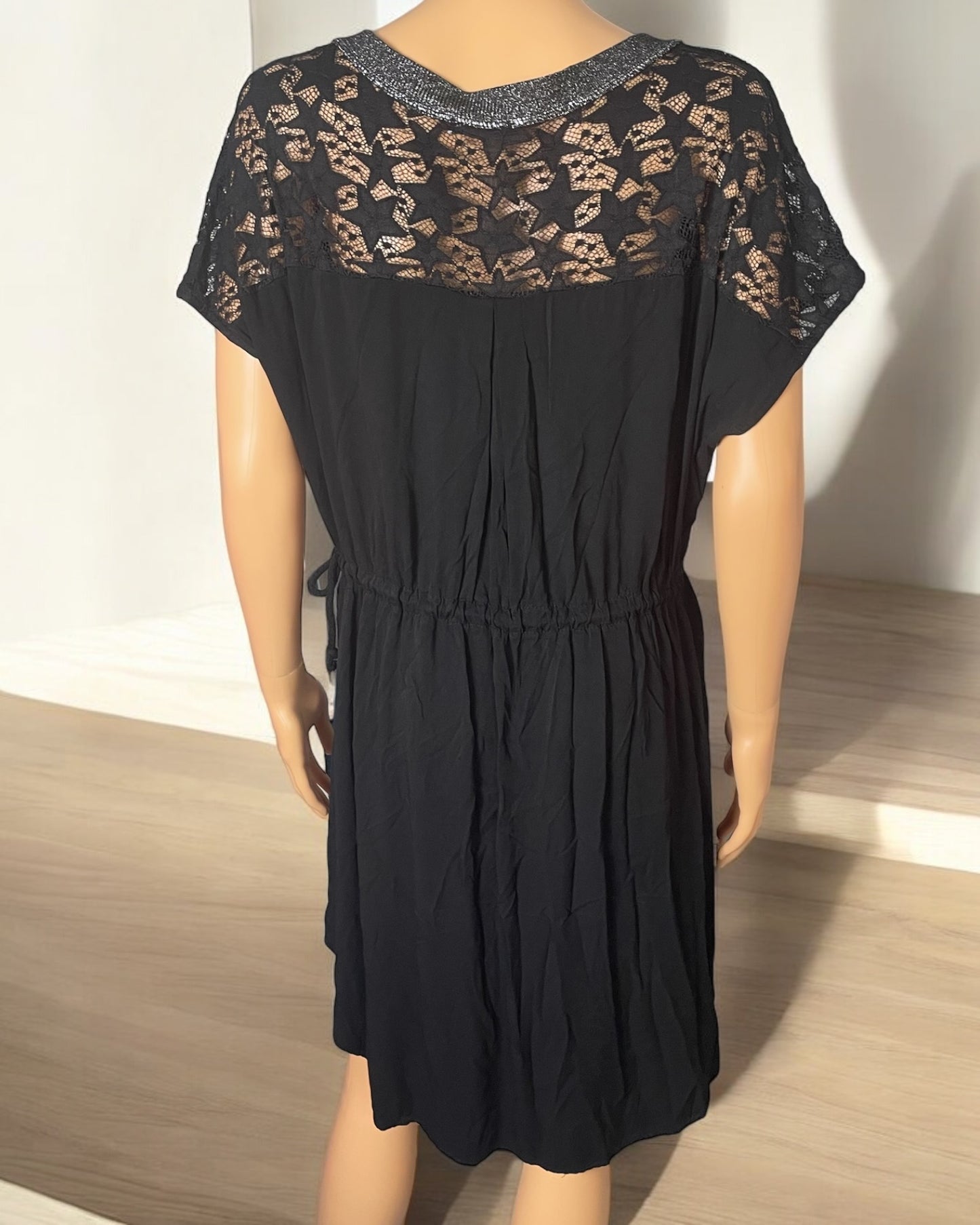 Robe tunique noire élégante avec broderies