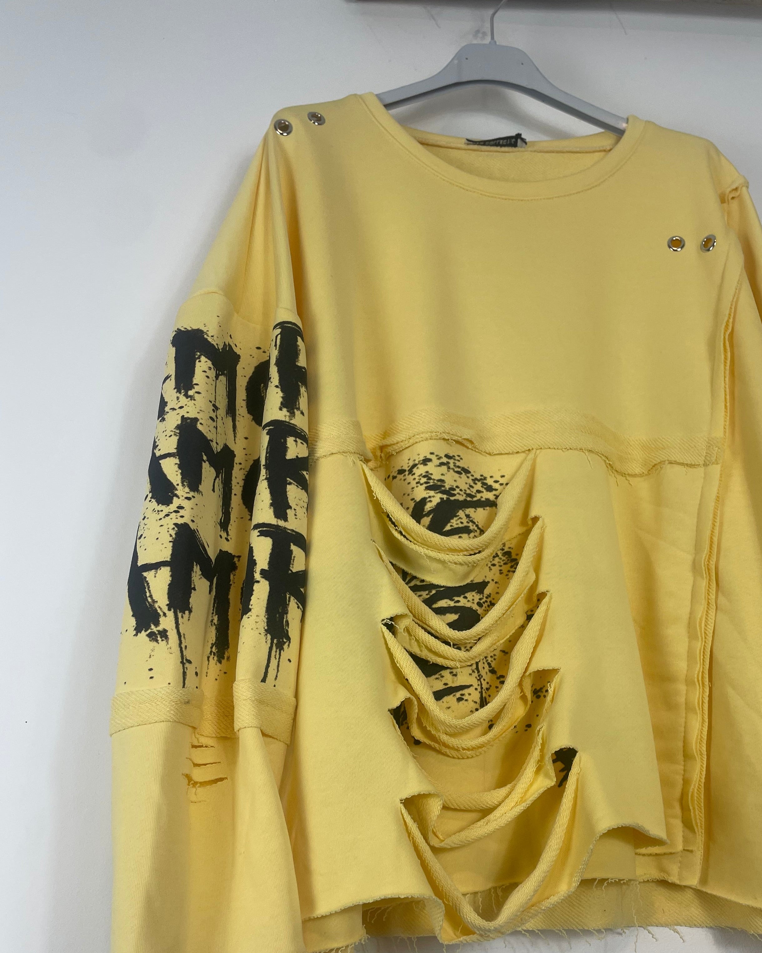 Sweat rock Amor jaune déchiré inscription manche AMOR effet destroy coton