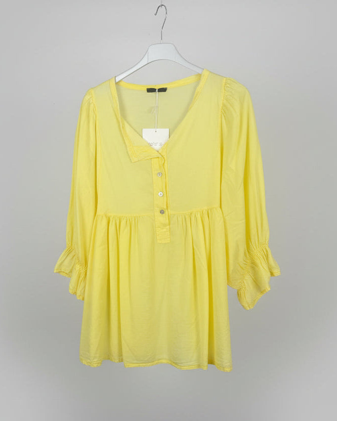 Blouse empire jaune Mam's Ailes sur cintre vue de face boutonnage central manches évasées
