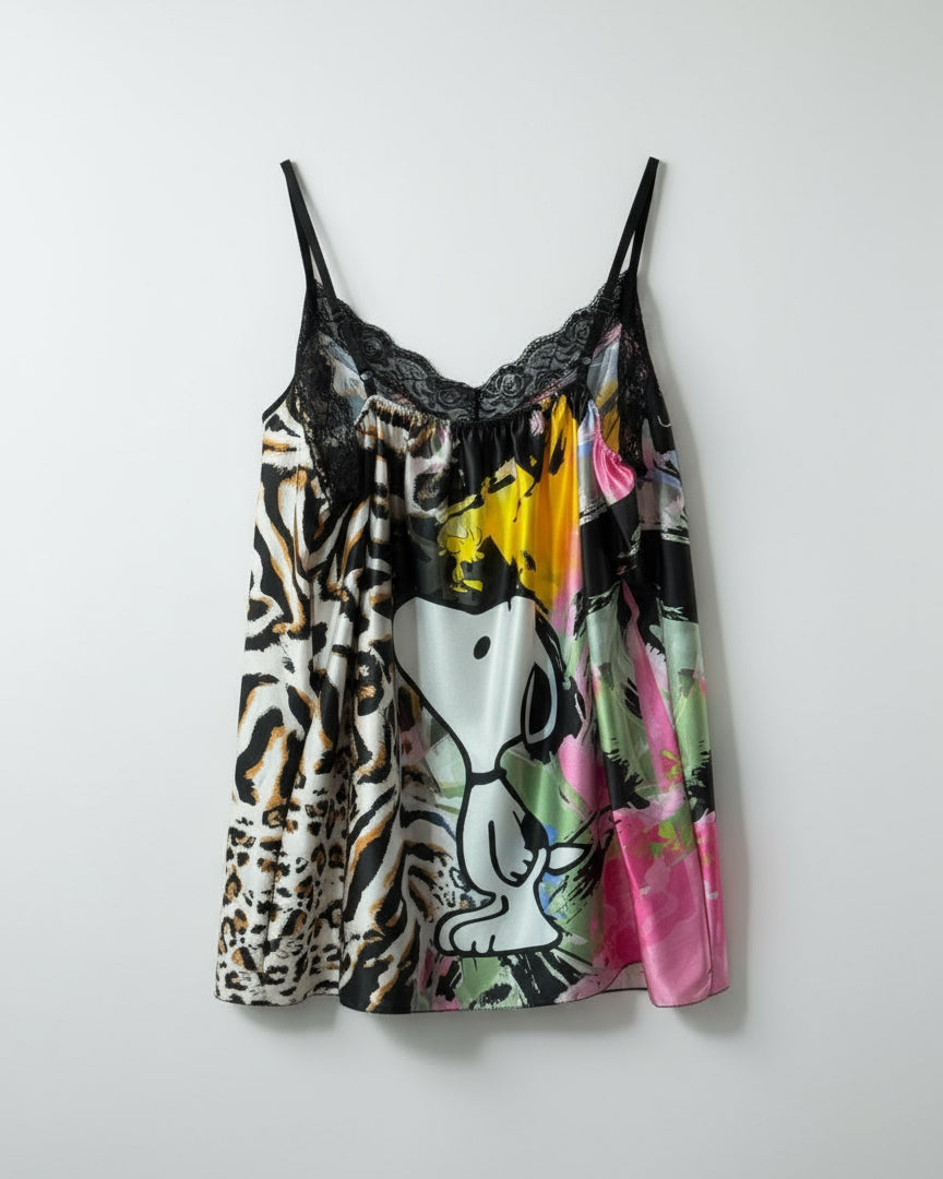 Détail du dos élastiqué et de la dentelle du caraco femme.