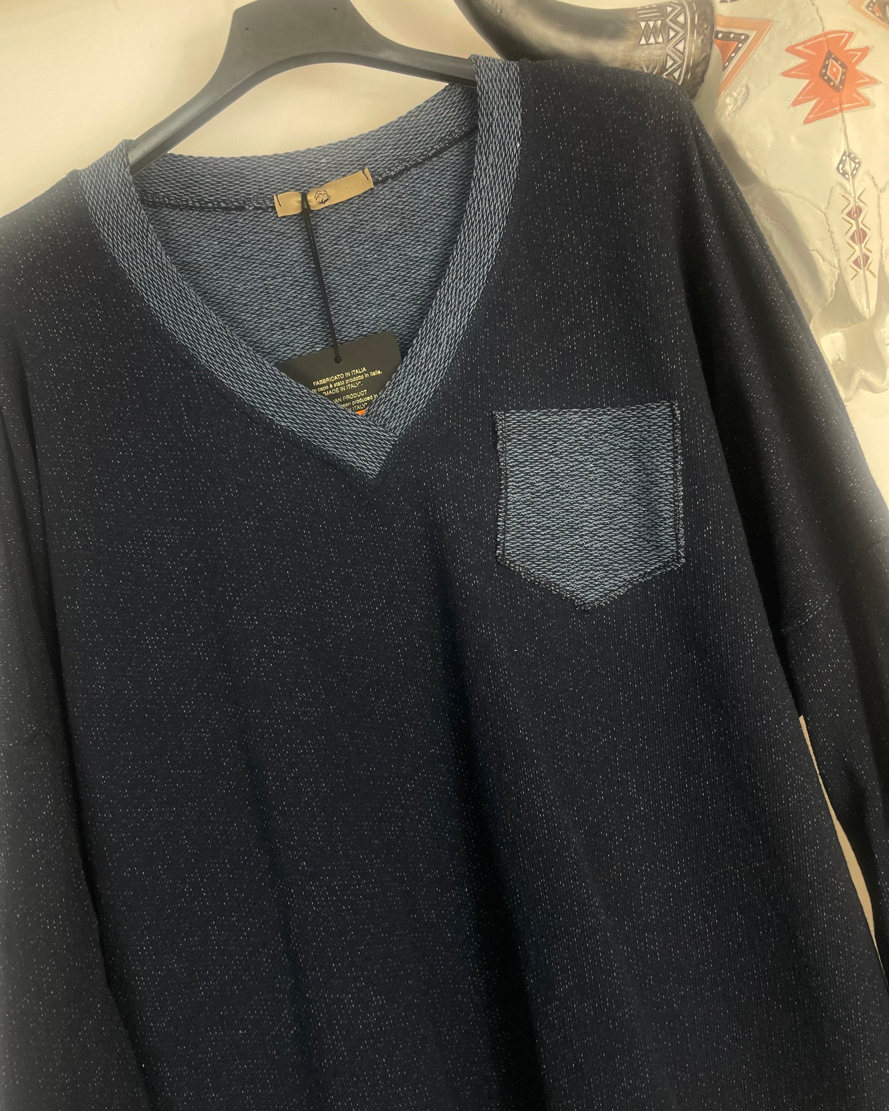 Détail col V contrasté Pull Complice 80% coton 18% polyester 2% élasthanne