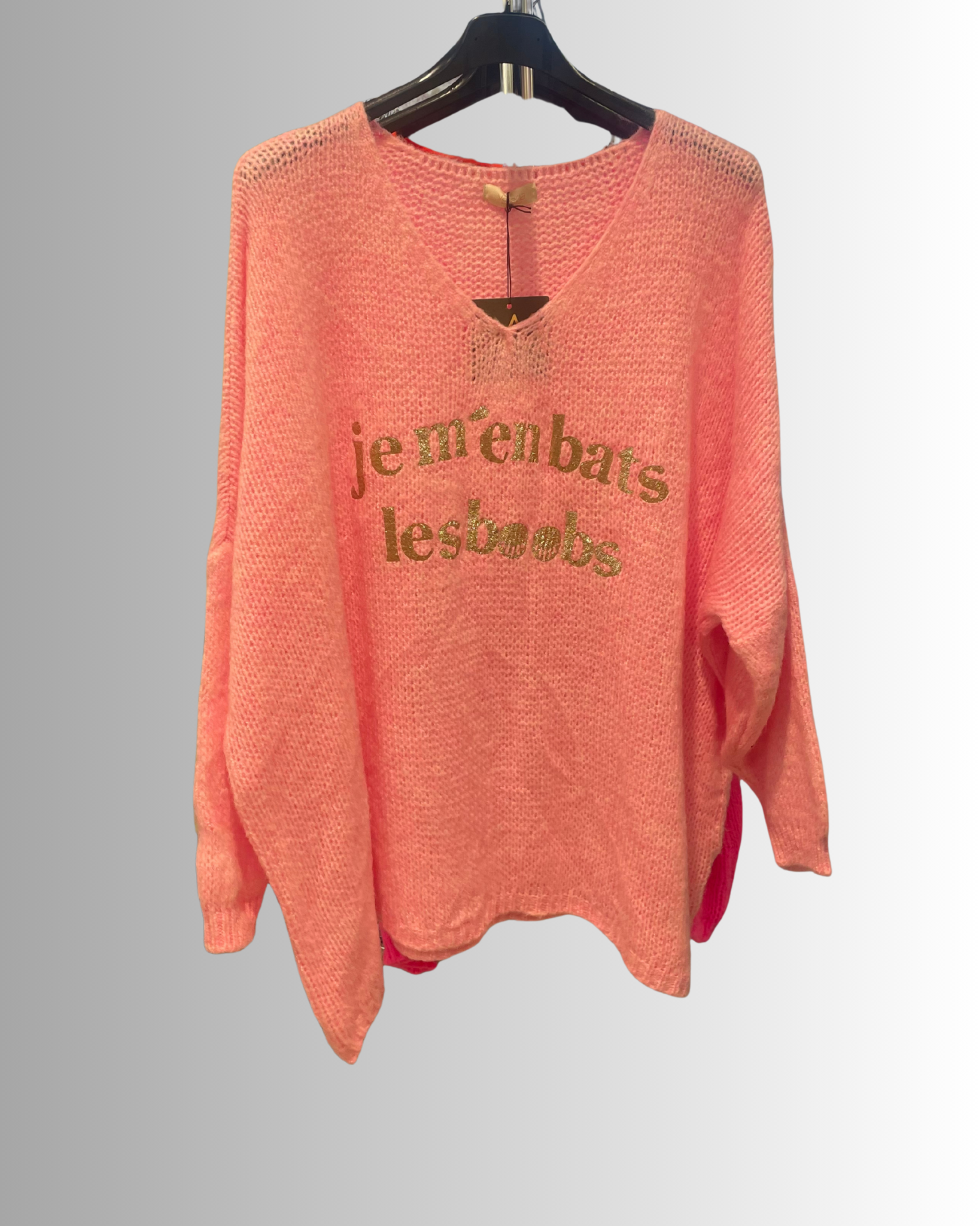 Pull femme oversize fun et décontracté exposé en boutique.