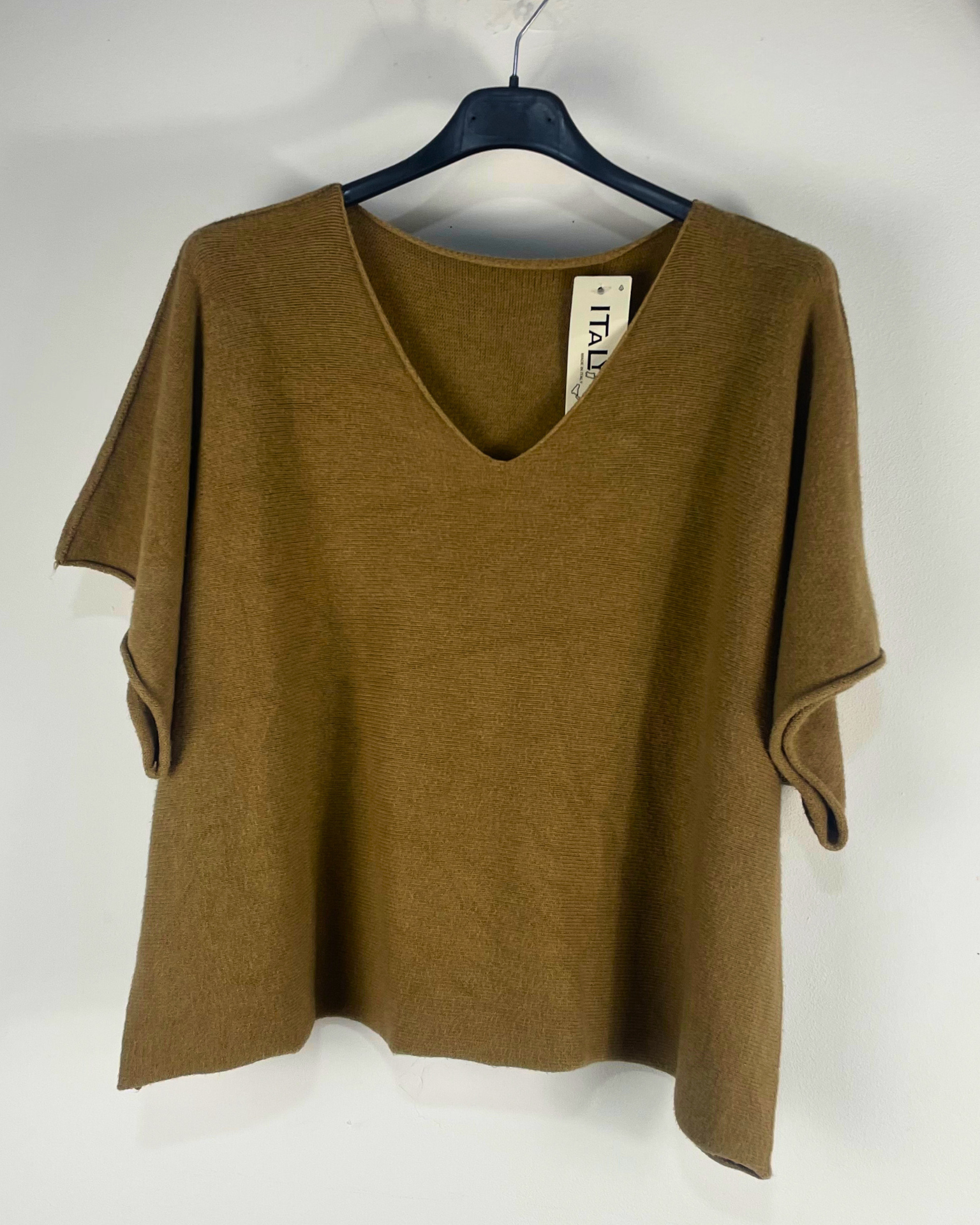 Pull Milano femme camel manches courtes, col V, maille fine italienne