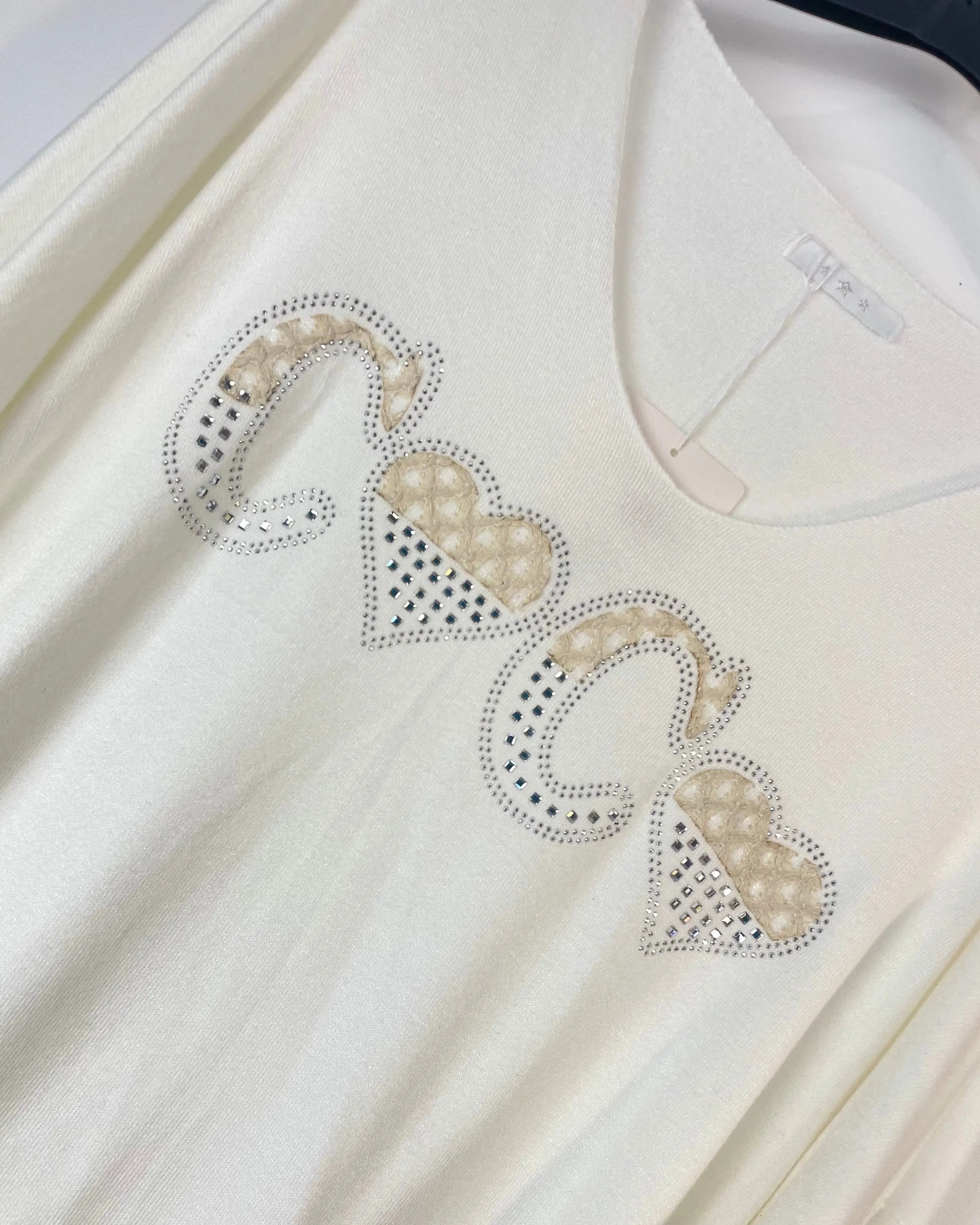 Pull Cœur Chic femme couleur claire avec détails cœurs strassés – details strass coeur