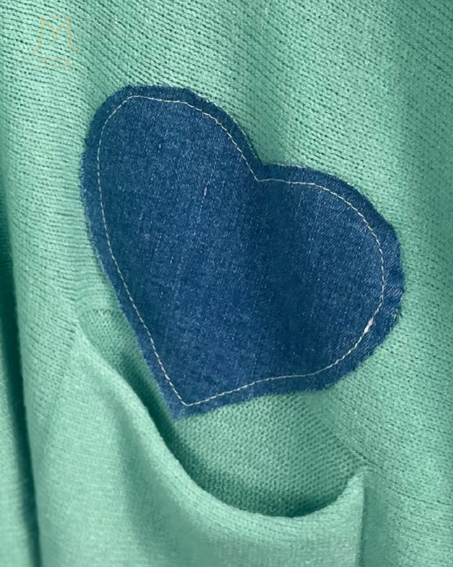 Détail cœur en jean appliqué sur pull – Mam’sailes