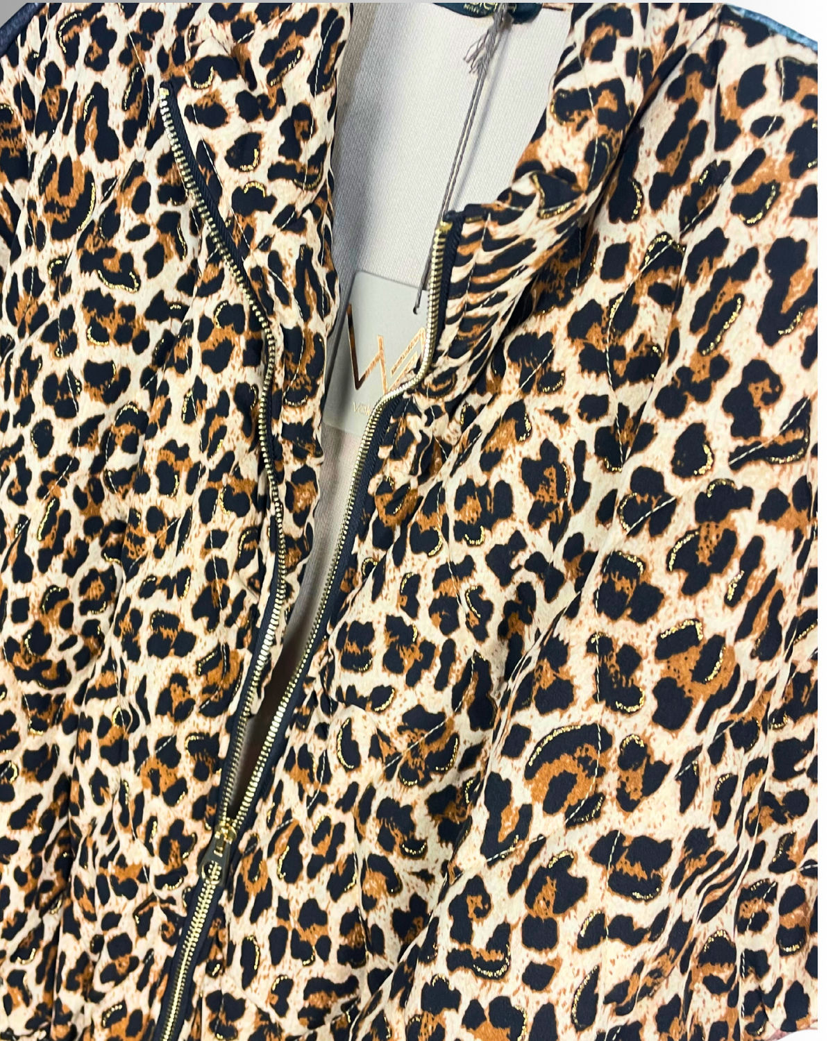 Veste tendance urbaine mélange léopard et graffiti – viscose et polyester made in Italy