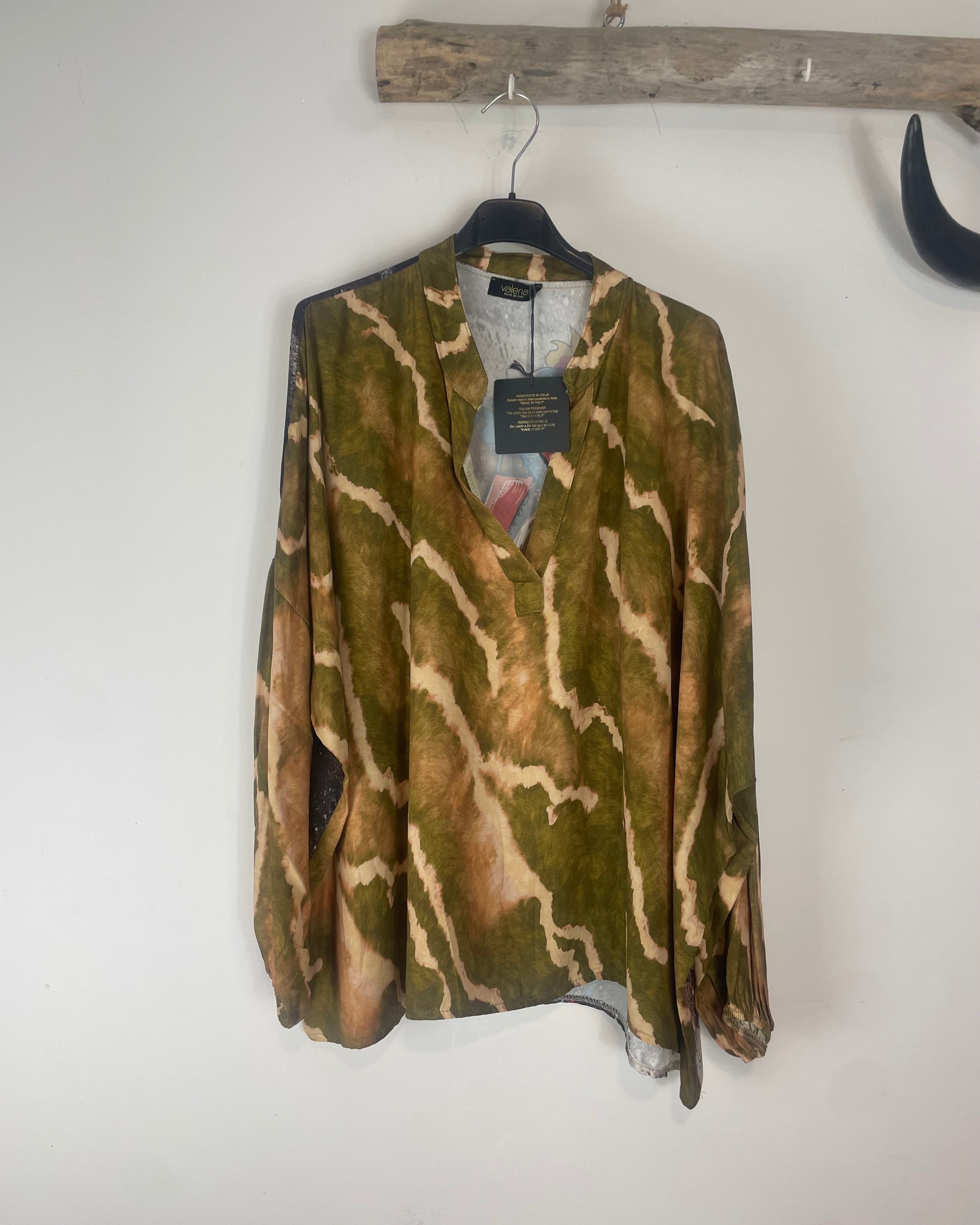 Blouse Love bimatière devant camouflage dos LOVE pop art 75x67 cm made in Italy