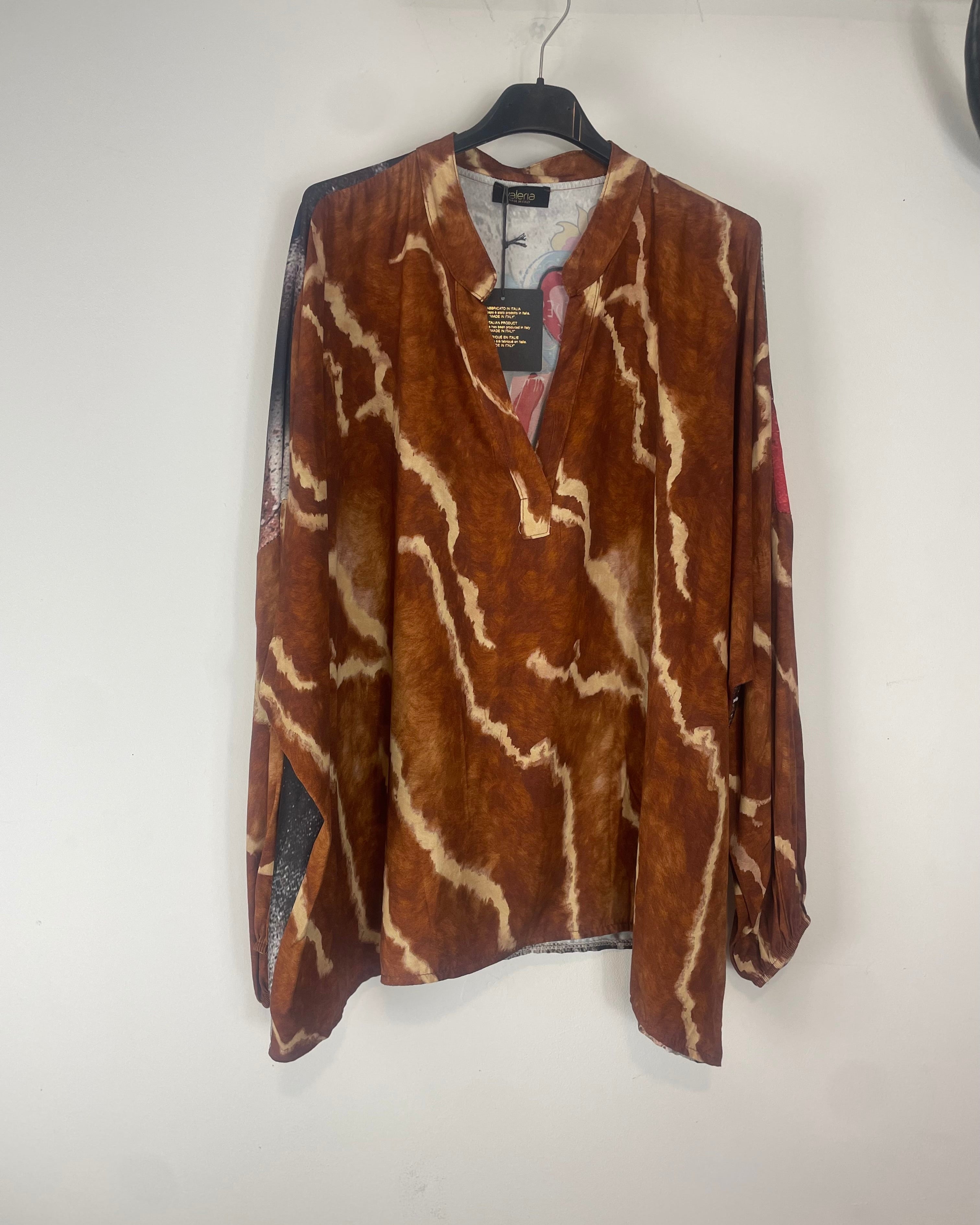 Blouse Love bimatière viscose polyester col V devant camouflage tie-dye