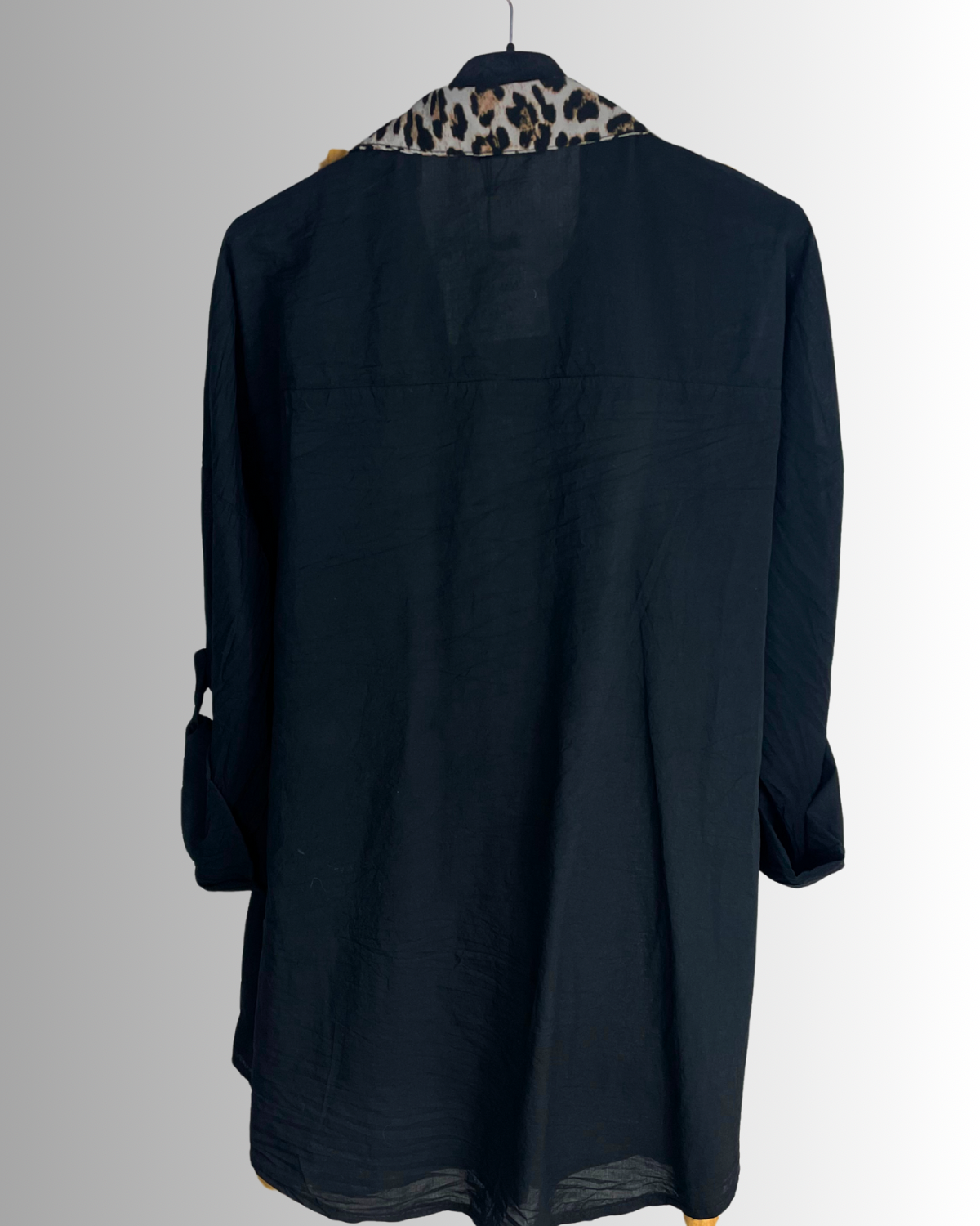 Chemise femme fluide noire avec détails léopard col,vue de dos