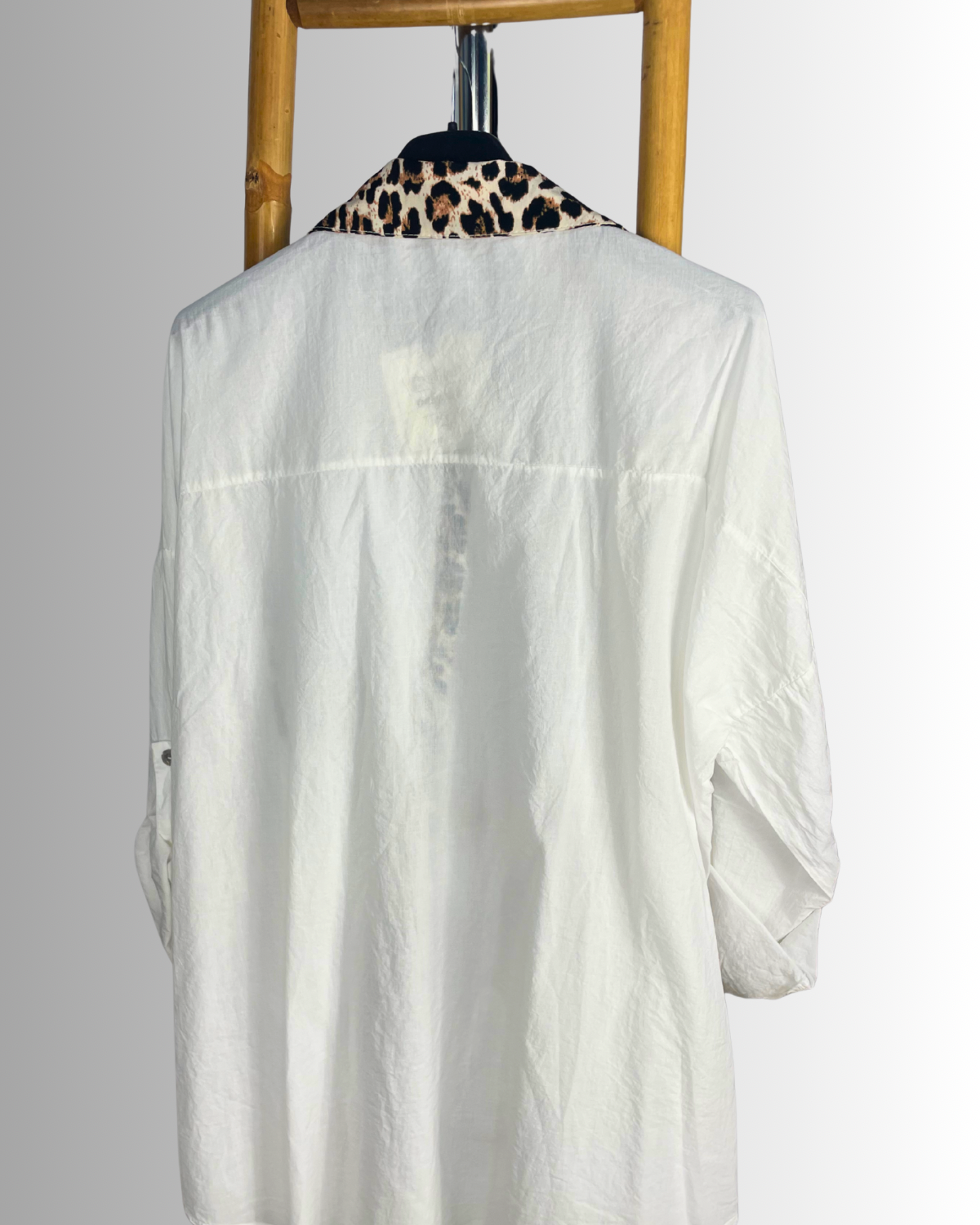 Chemise femme fluide blanche avec détails léopard col, vue de dos