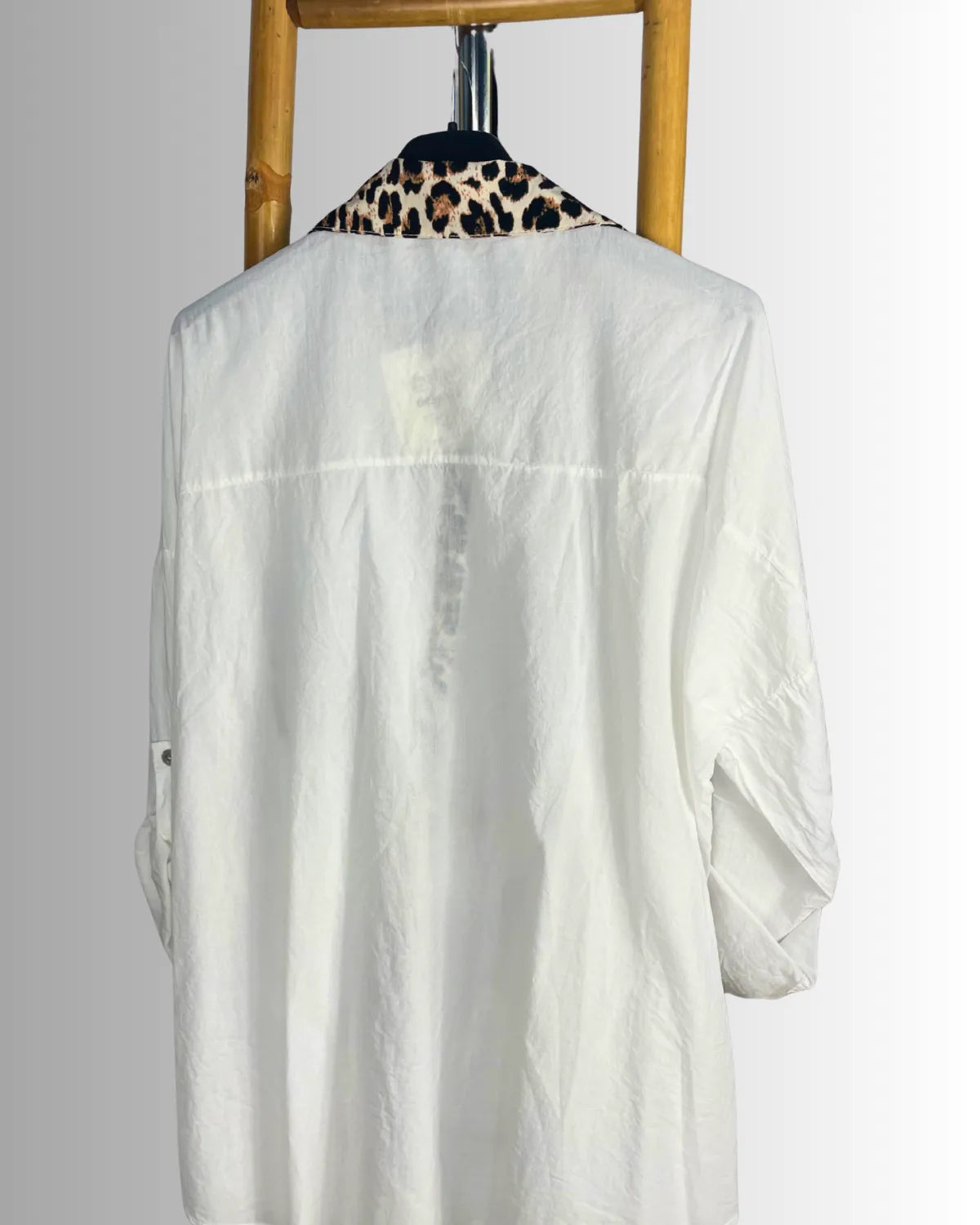 Chemise femme fluide blanche avec détails léopard col, vue de dos