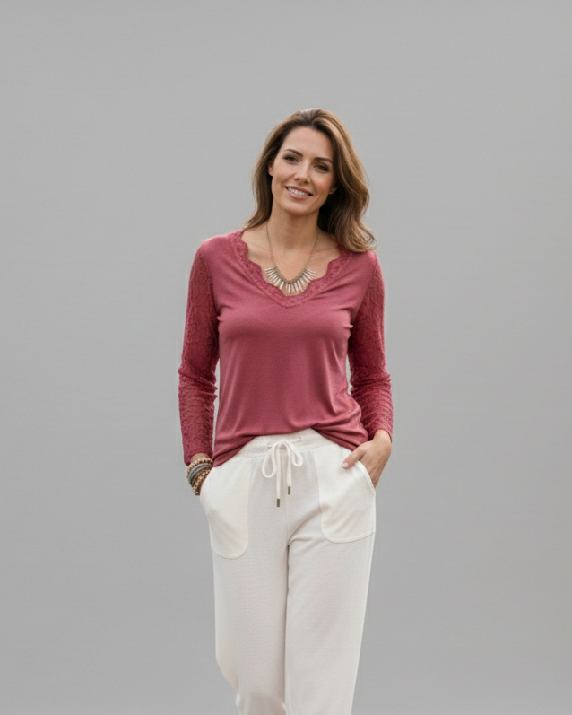 Top rouge dentelle fleuri, femme souriante , look bohème