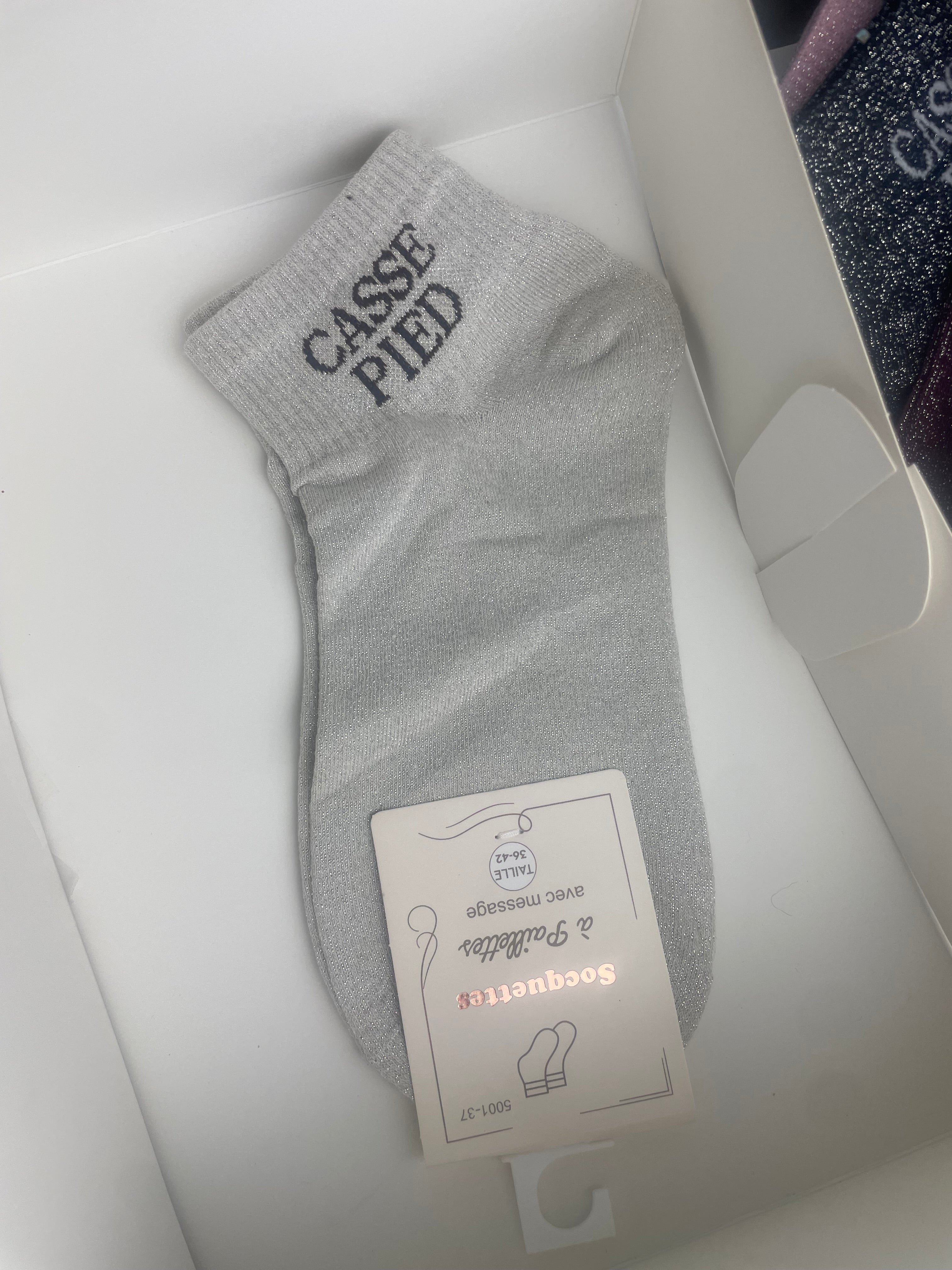 Socquettes Casse-Pieds inscription paillettes – message fun assumé couleur gris clair
