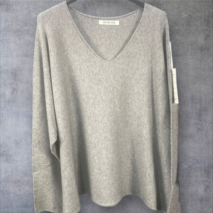 Pull oversize gris avec sautoir