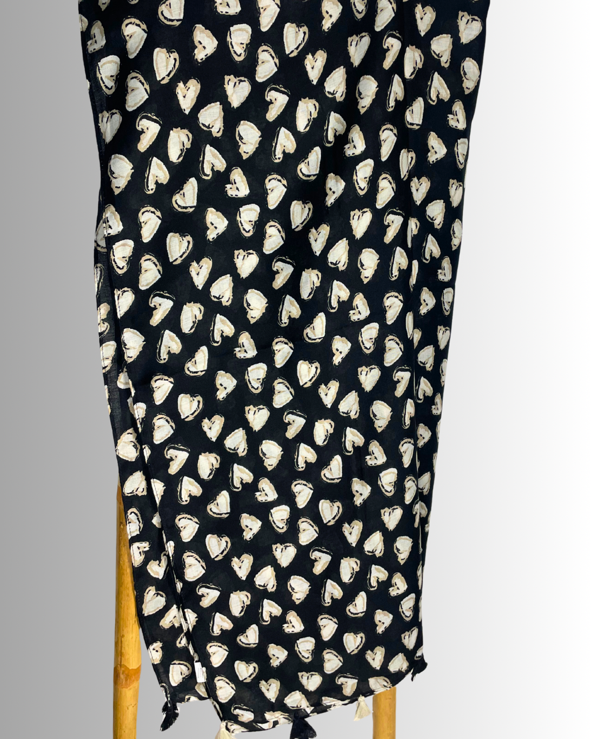 Foulard femme grand format 180x86 cm avec cœurs, touches léopard et pompons – viscose et coton