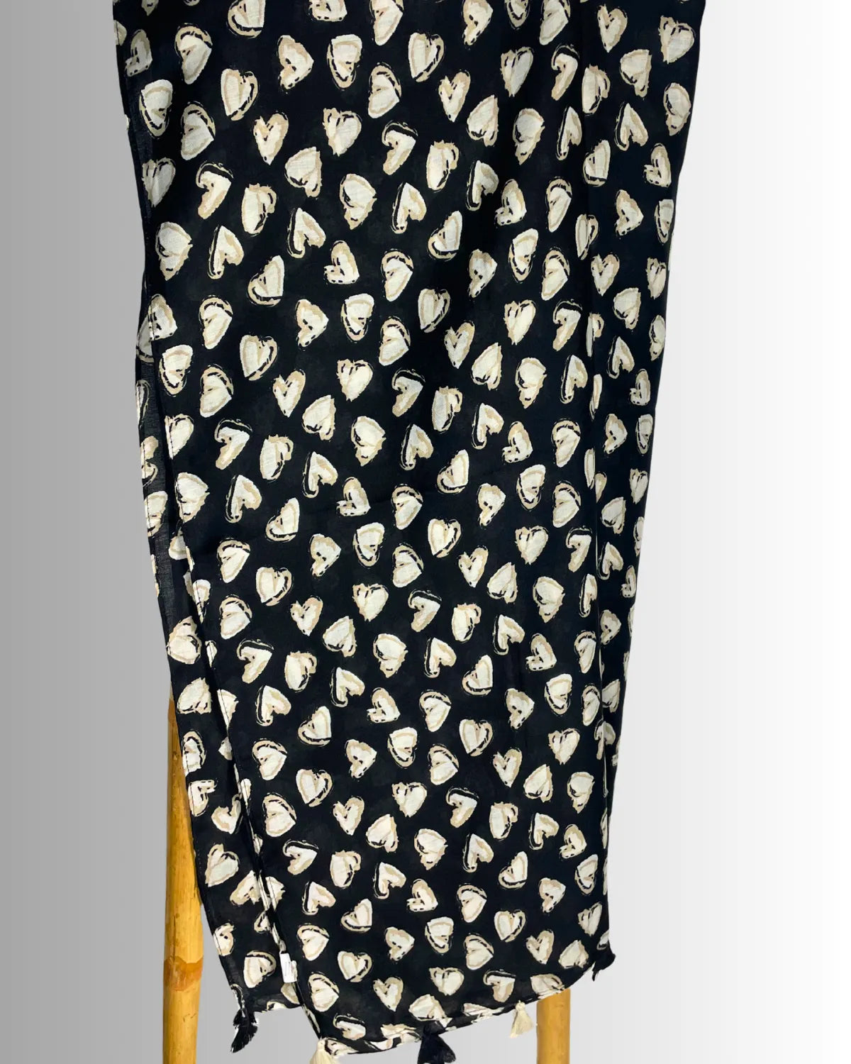 Foulard femme grand format 180x86 cm avec cœurs, touches léopard et pompons – viscose et coton
