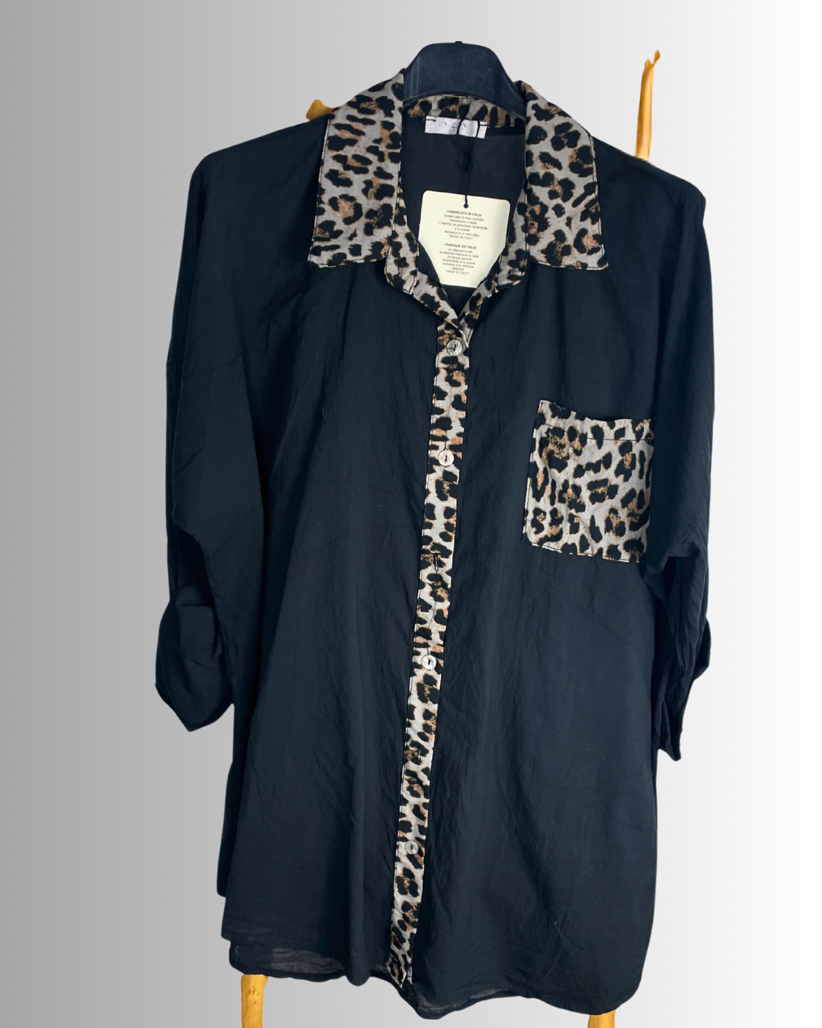 Chemise noire élégante avec touches léopard sur col et poche poitrine – coupe fluide, taille unique 36-46”