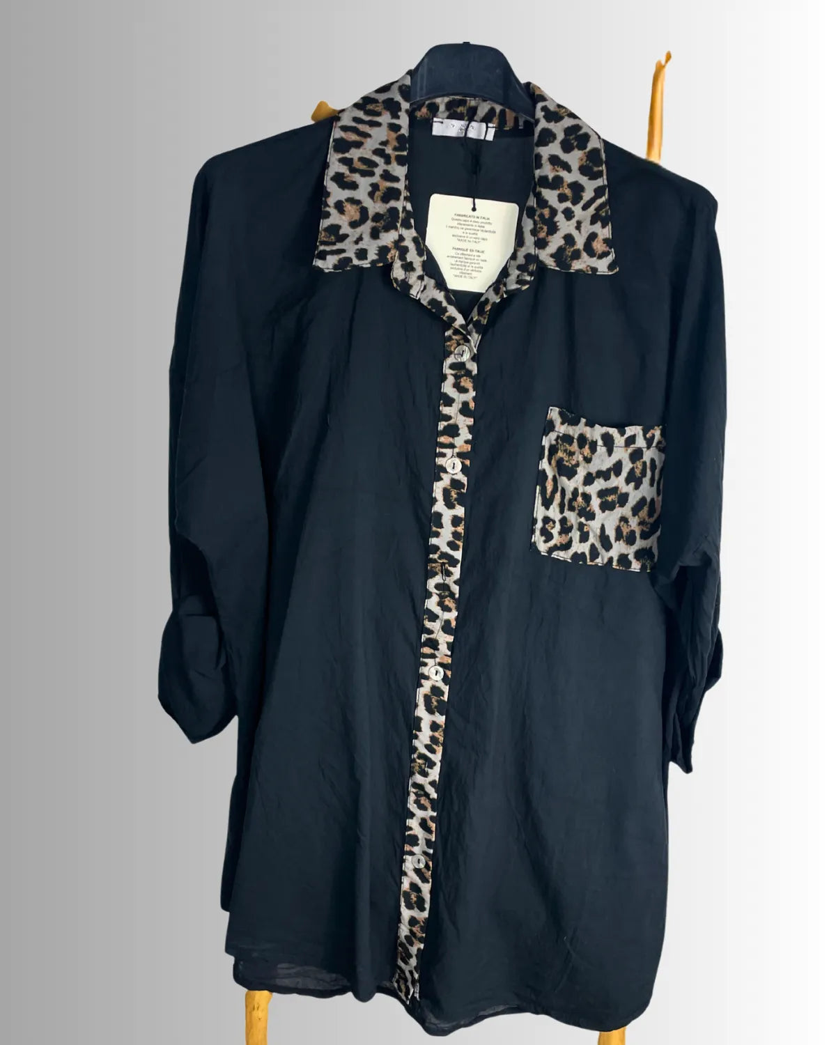 Chemise noire élégante avec touches léopard sur col et poche poitrine – coupe fluide, taille unique 36-46”