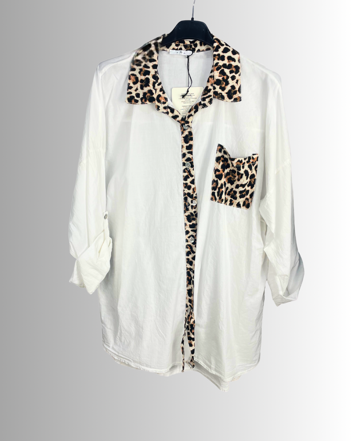 Chemise femme fluide blanche avec détails léopard col, poche et boutonnage – fabriquée en Italie