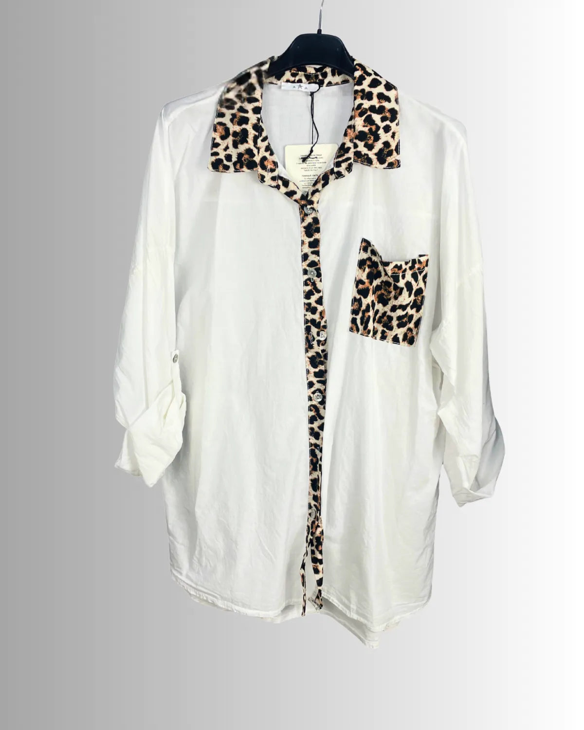 Chemise femme fluide blanche avec détails léopard col, poche et boutonnage – fabriquée en Italie