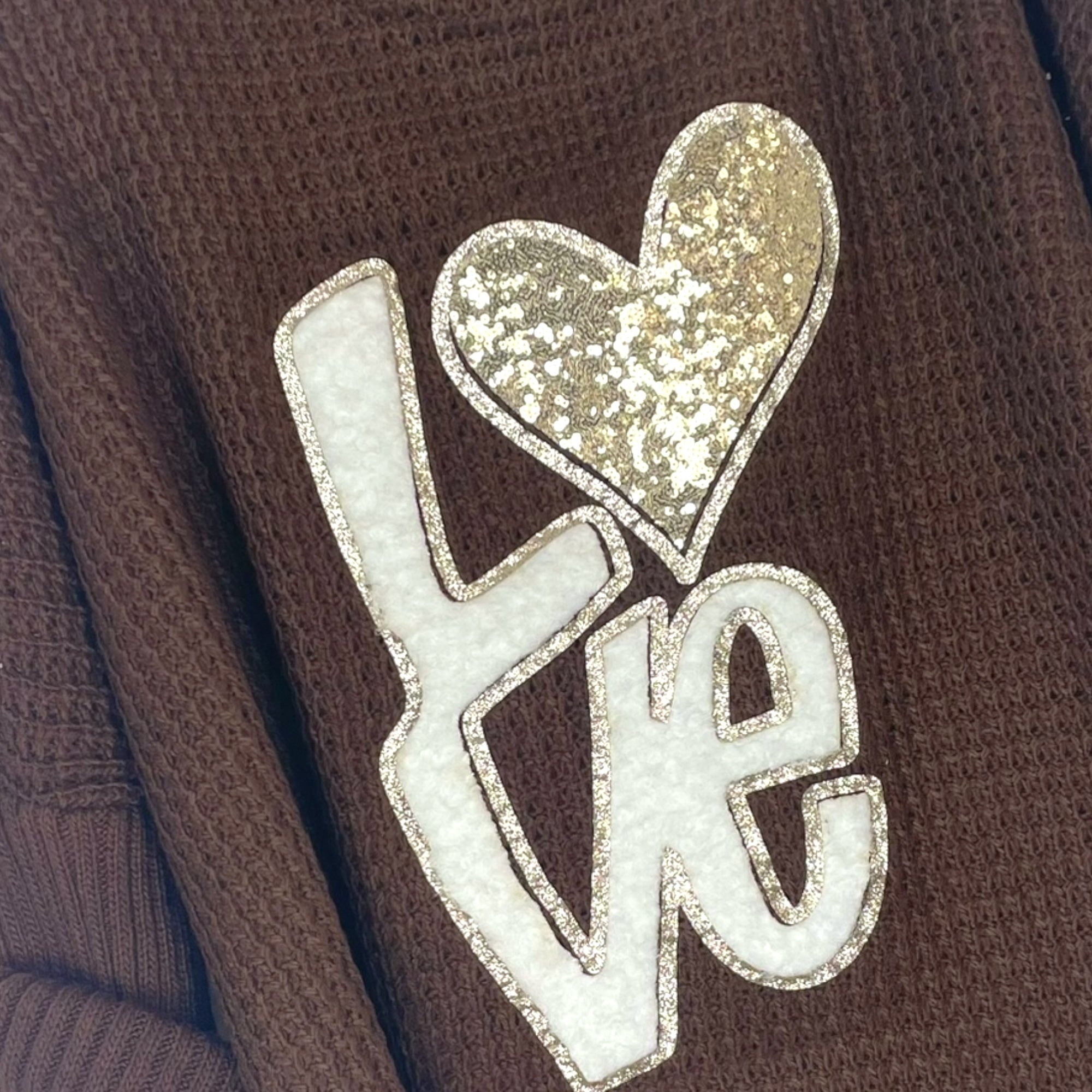 Femme portant le pull Col Roulé Love, élégant et confortable, adapté jusqu’à la taille 54
