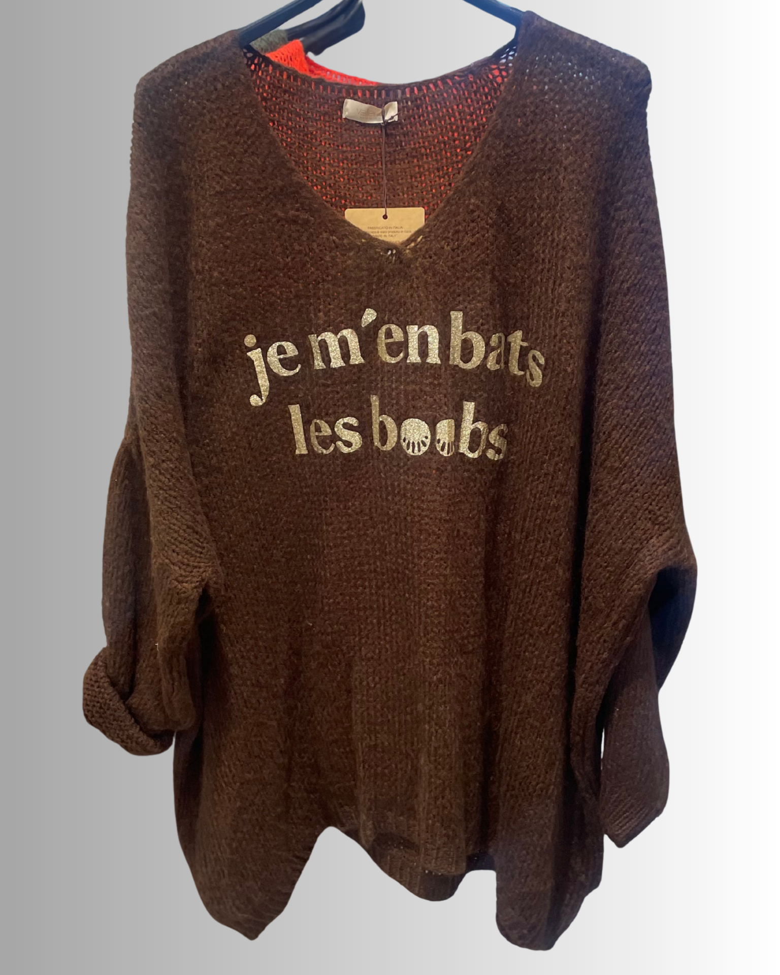 Pull femme oversize fun et décontracté exposé en boutique.