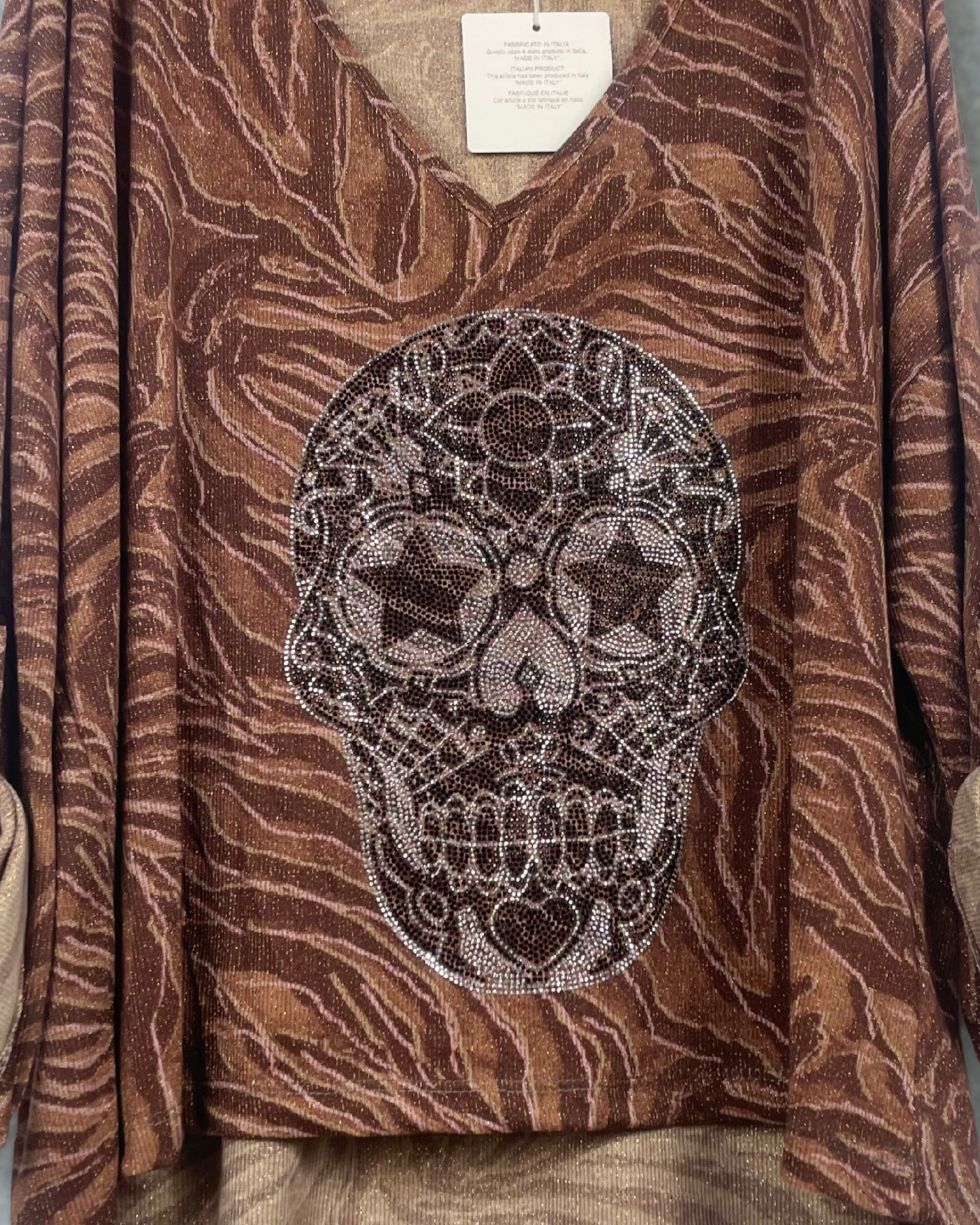 Détail motif tête de mort en strass dorés – pull femme chic rock – Mam’sailes