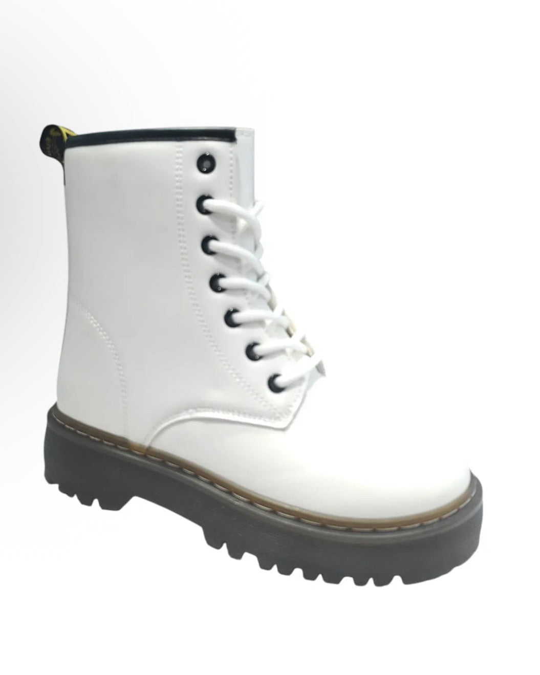 bottine blanche femme vue côté intérieur avec lacets blancs et semelle noire