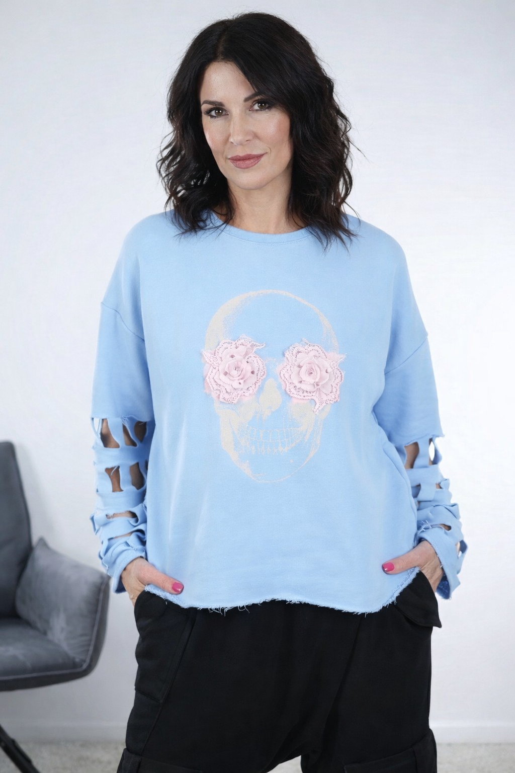 Sweat bleu ciel crâne fleurs roses manches découpées rock romantique