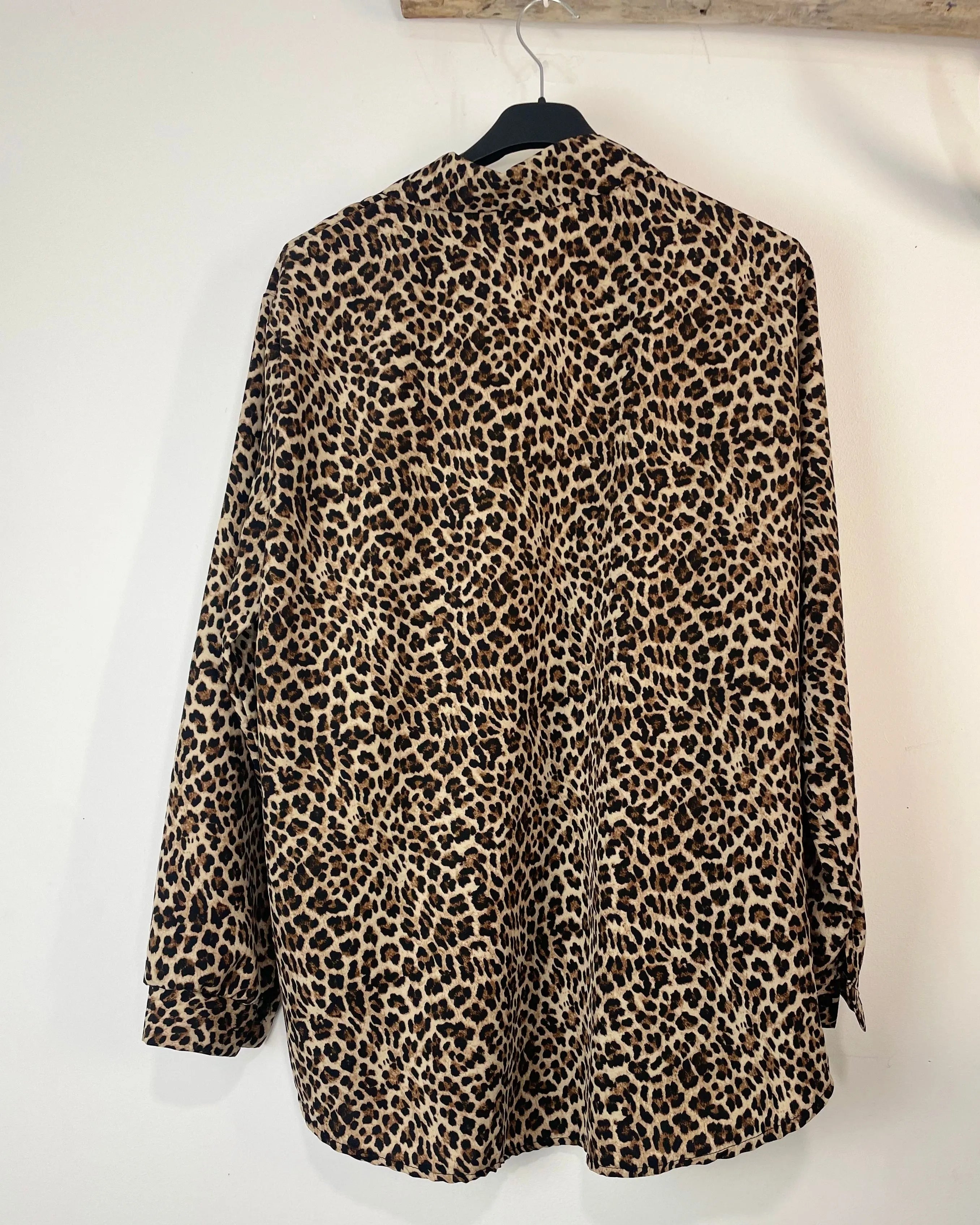 Chemise Bella Fiera imprimé léopard femme – vue de dos sur cintre