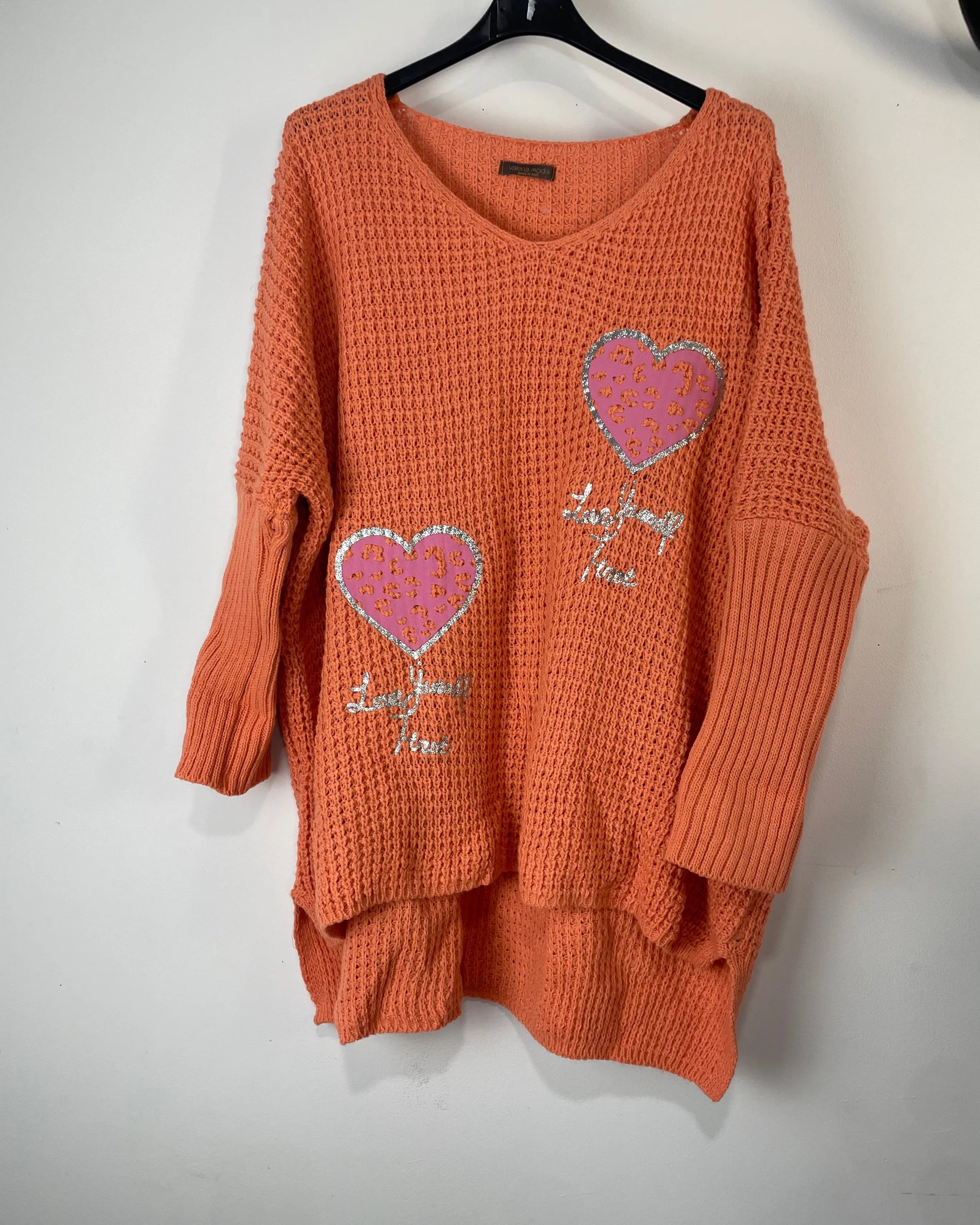 Pull Sweet Heart femme corail à cœurs pailletés et message Love your time – maille oversize italienne