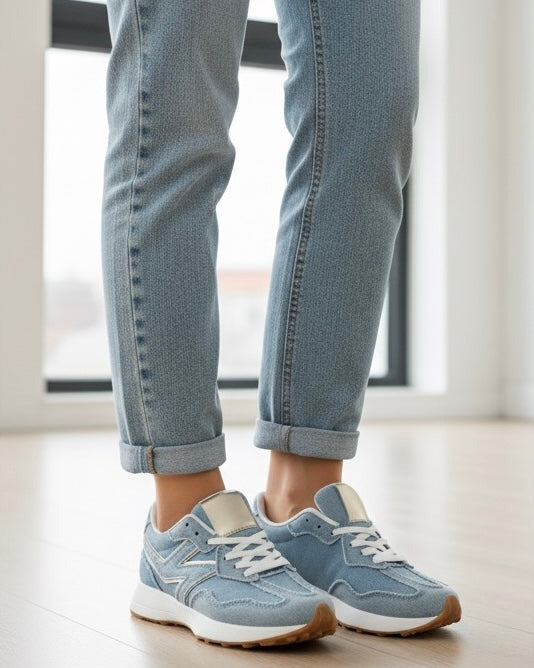 Gros plan de la basket jean montrant la texture denim et les surpiqûres