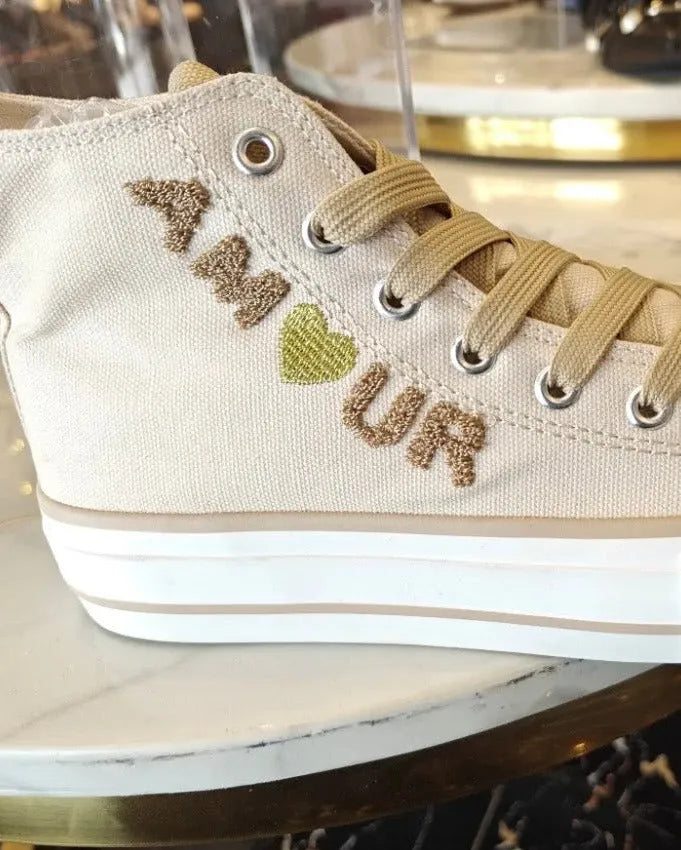 Détail du lacet ton sur ton et de la broderie dorée “Amour”