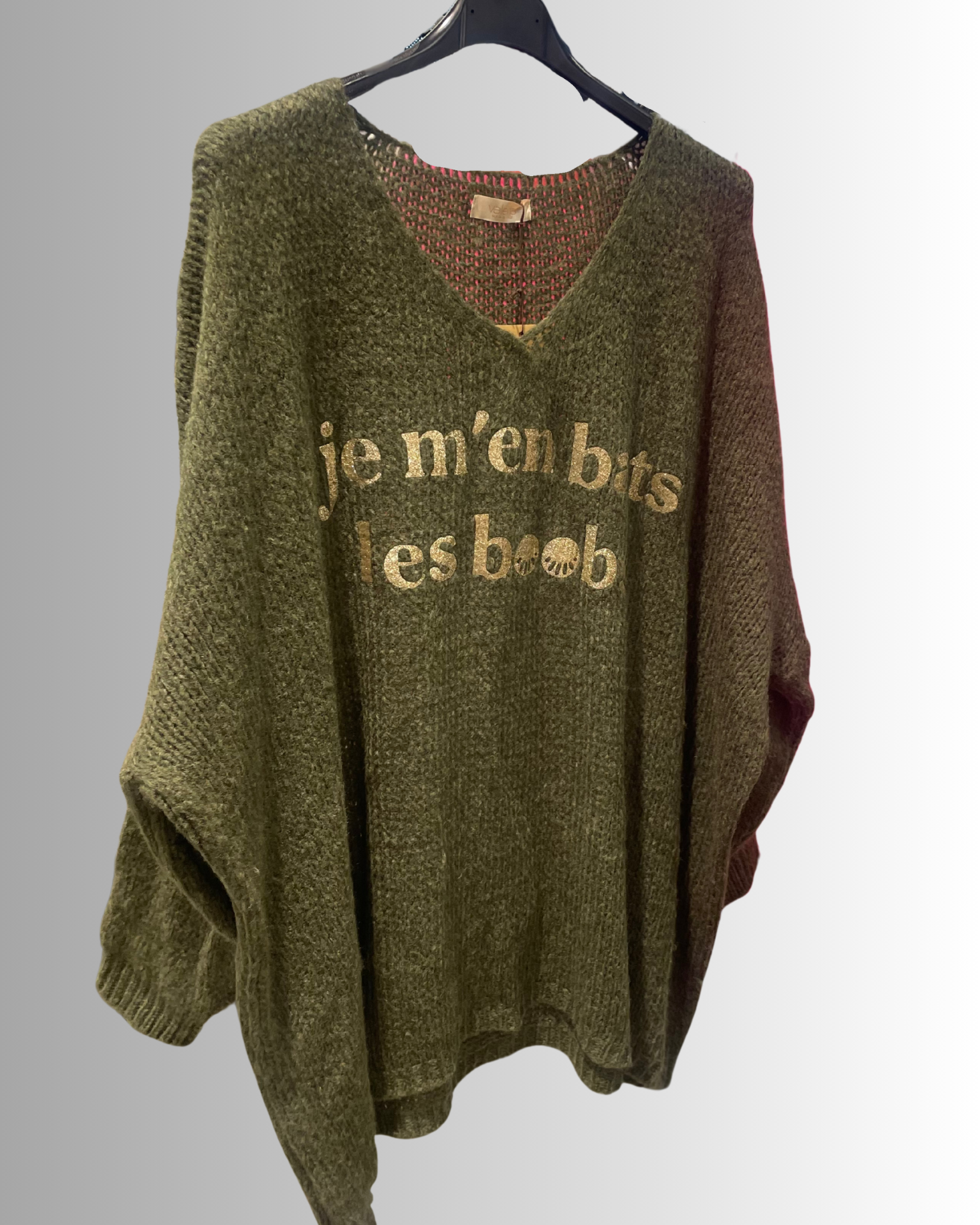 Pull femme oversize fun et décontracté exposé en boutique.