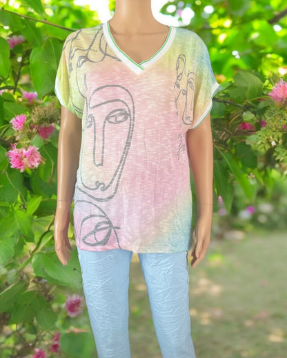 Tee-shirt Pablotine pastel avec imprimé visage abstrait – Vue de face