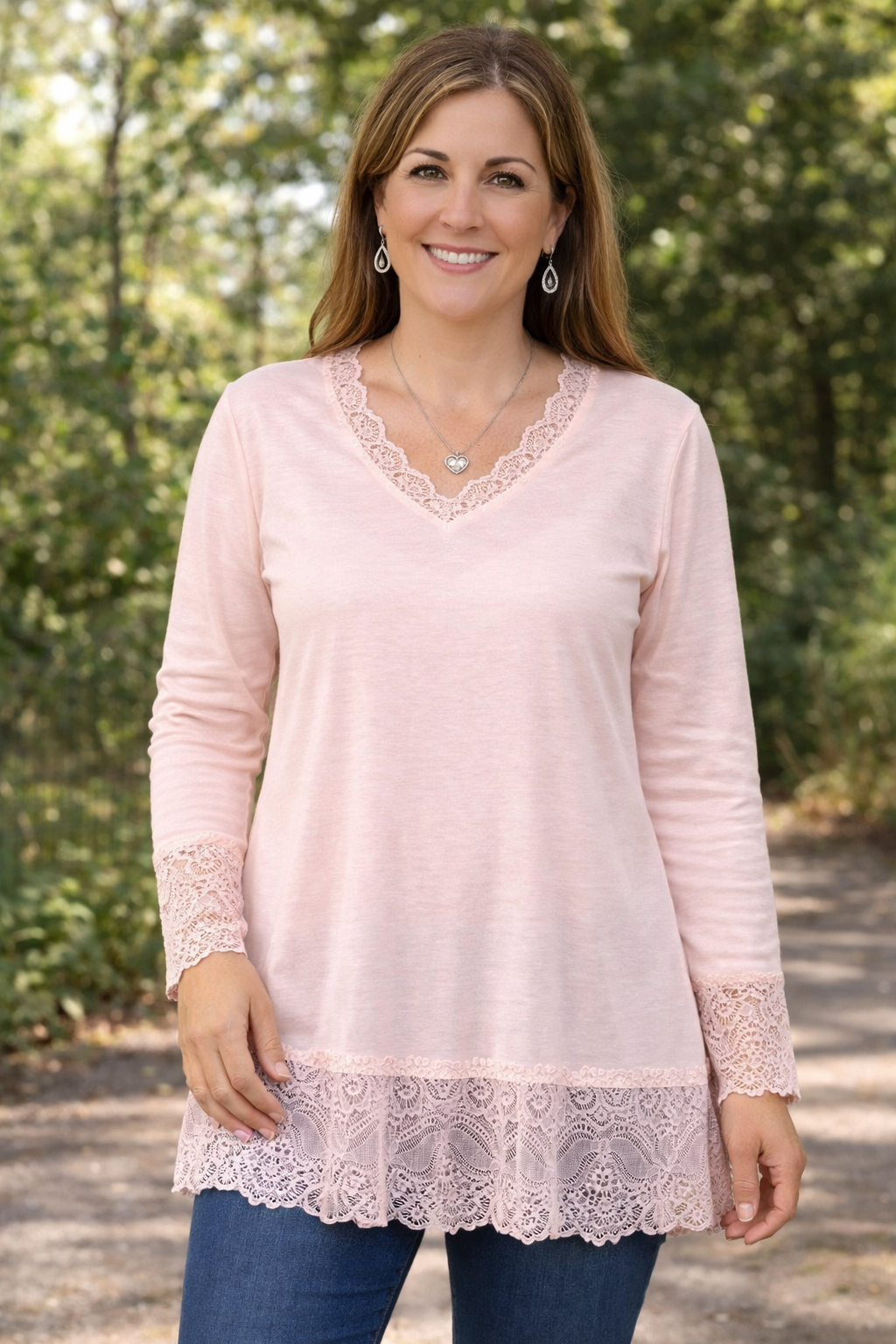 Rouleau Sous-pull femme dentelle rose pale col V chic et confortable – transforme vos basiques