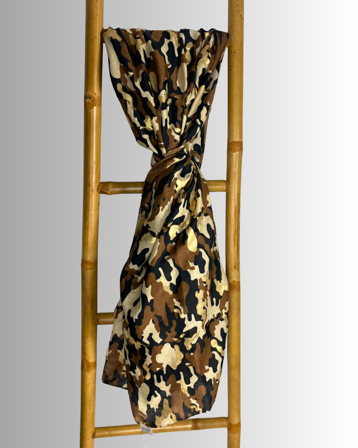 Grand foulard léger imprimé camouflage avec touches dorées – idée cadeau mode femme