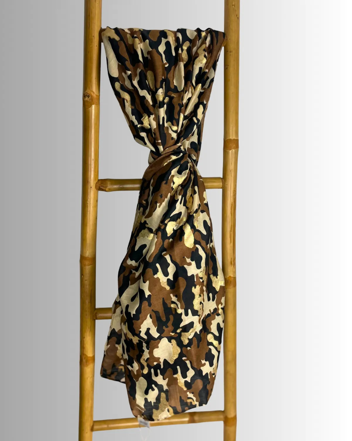 Grand foulard léger imprimé camouflage avec touches dorées – idée cadeau mode femme