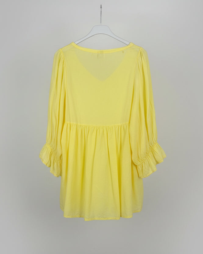 Blouse empire jaune sur cintre vue de dos coupe évasée fluide longueur 68 cm
