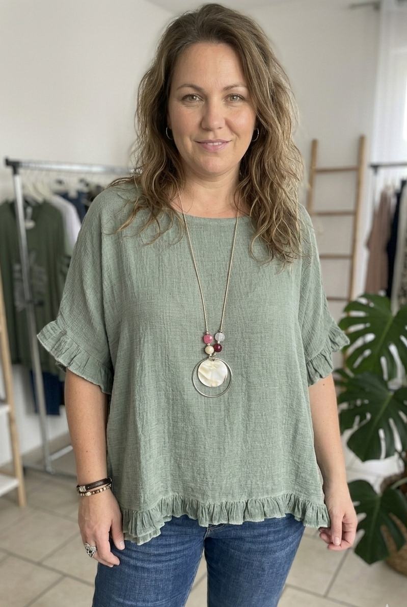 Blouse femme kaki en coton gaufré aérien avec volants froufrou et sautoir bohème offert.