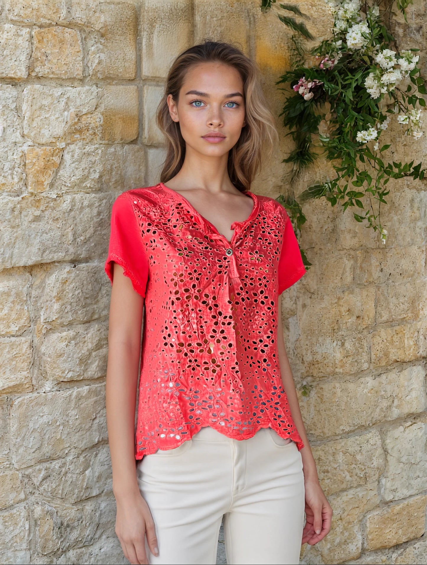 ✨ Tee-Shirt Corail Fluo – Broderie Anglaise & Sequins Scintillants 🌟