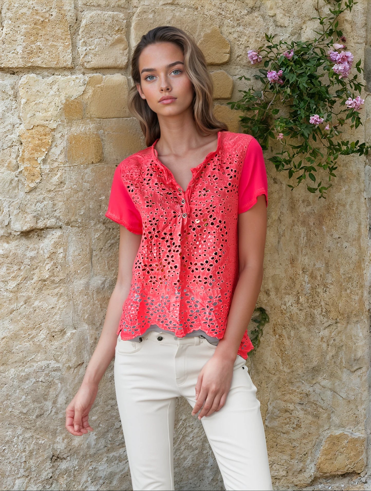 ✨ Tee-Shirt Corail Fluo – Broderie Anglaise & Sequins Scintillants 🌟