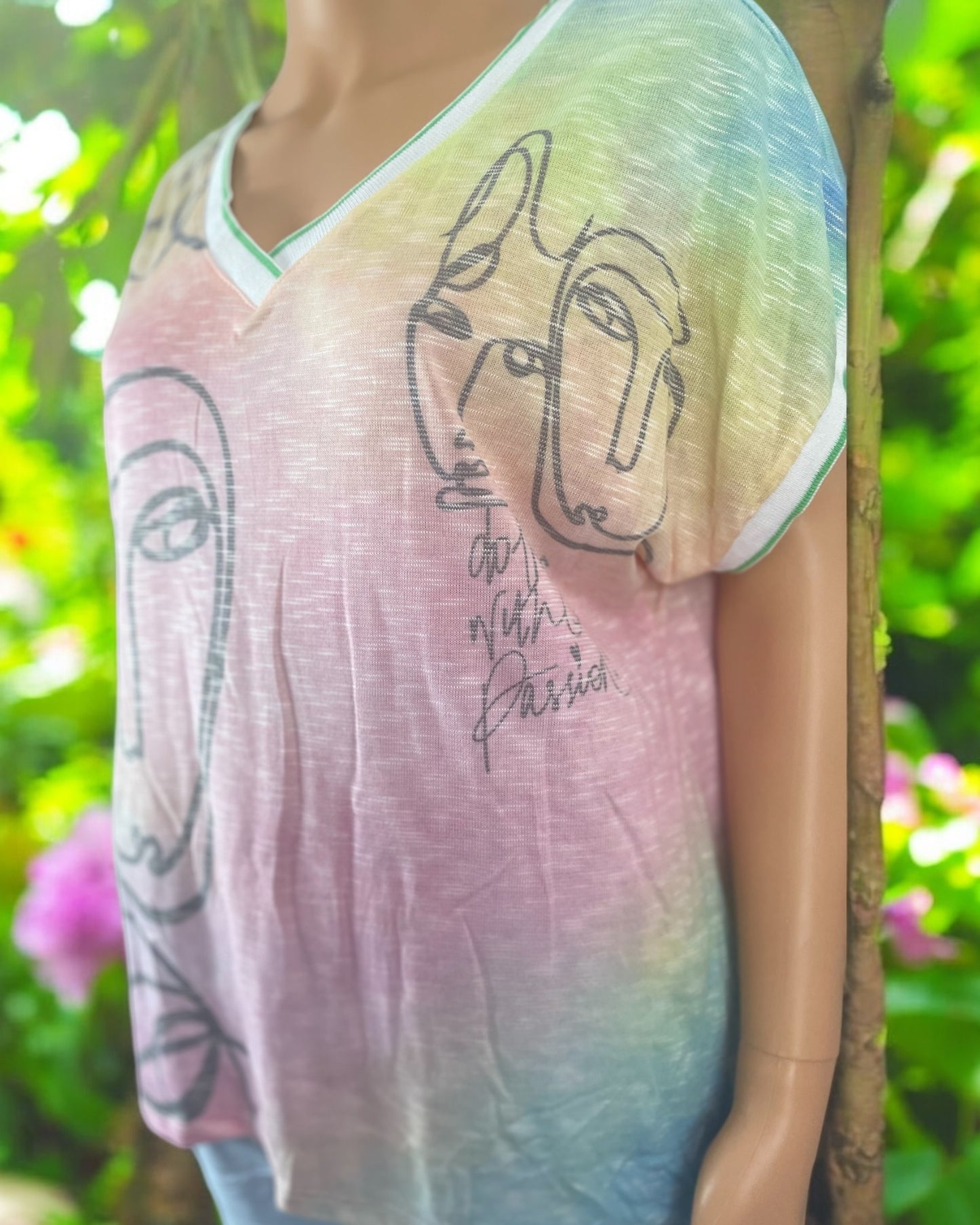 Tee-shirt Pablotine pastel avec imprimé visage abstrait – Vue de face