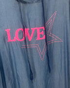 Détail motif LOVE rose étoile strass argentés sur robe tunique lyocell jean grande taille qualité italienne