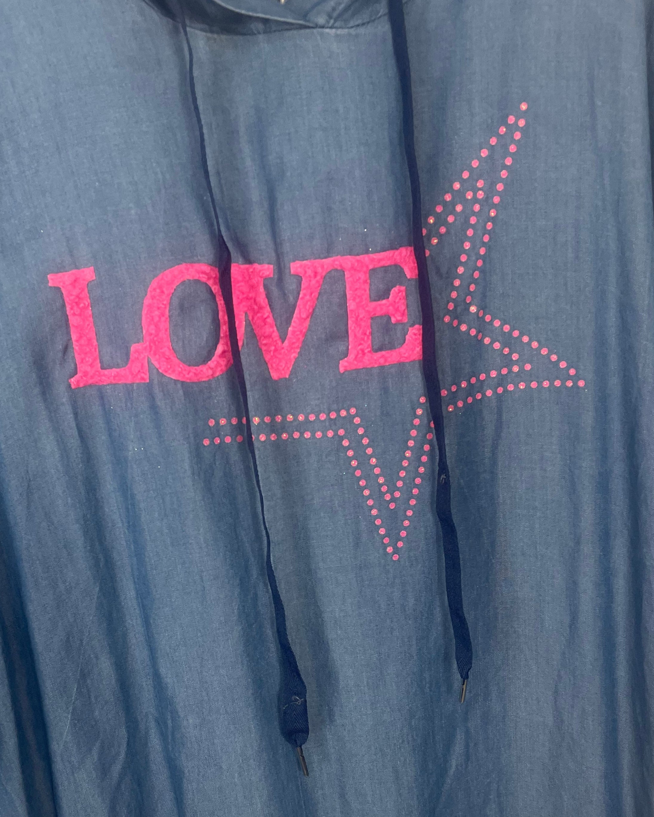 Détail motif LOVE rose étoile strass argentés sur robe tunique lyocell jean grande taille qualité italienne