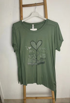 T-shirt asymétrique sneakers cœur strass kaki Mam's Ailes sur cintre vue d'ensemble coupe asymétrique