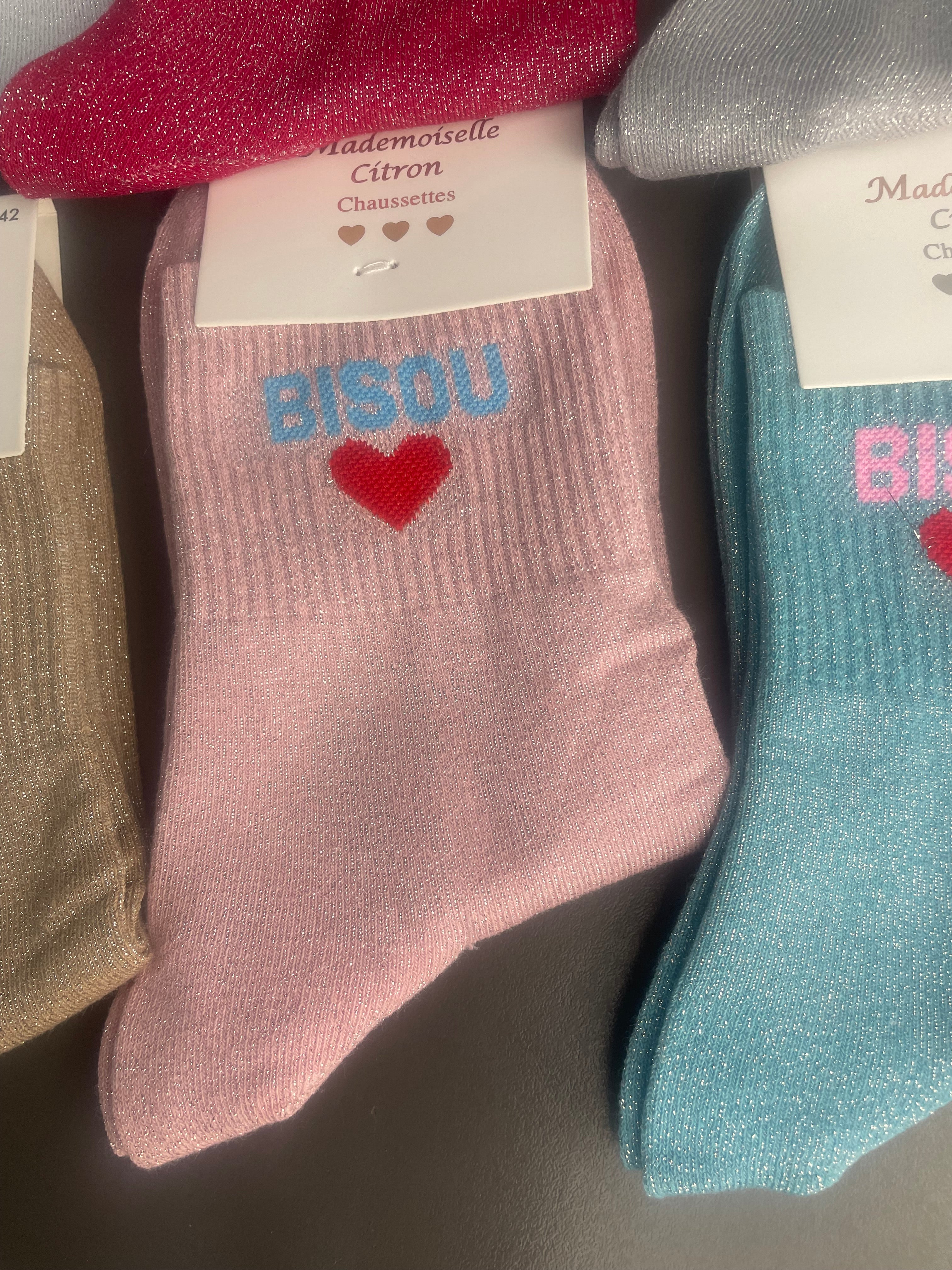 Chaussettes roses à paillettes avec "BISOU" bleu ciel et cœur central rouge