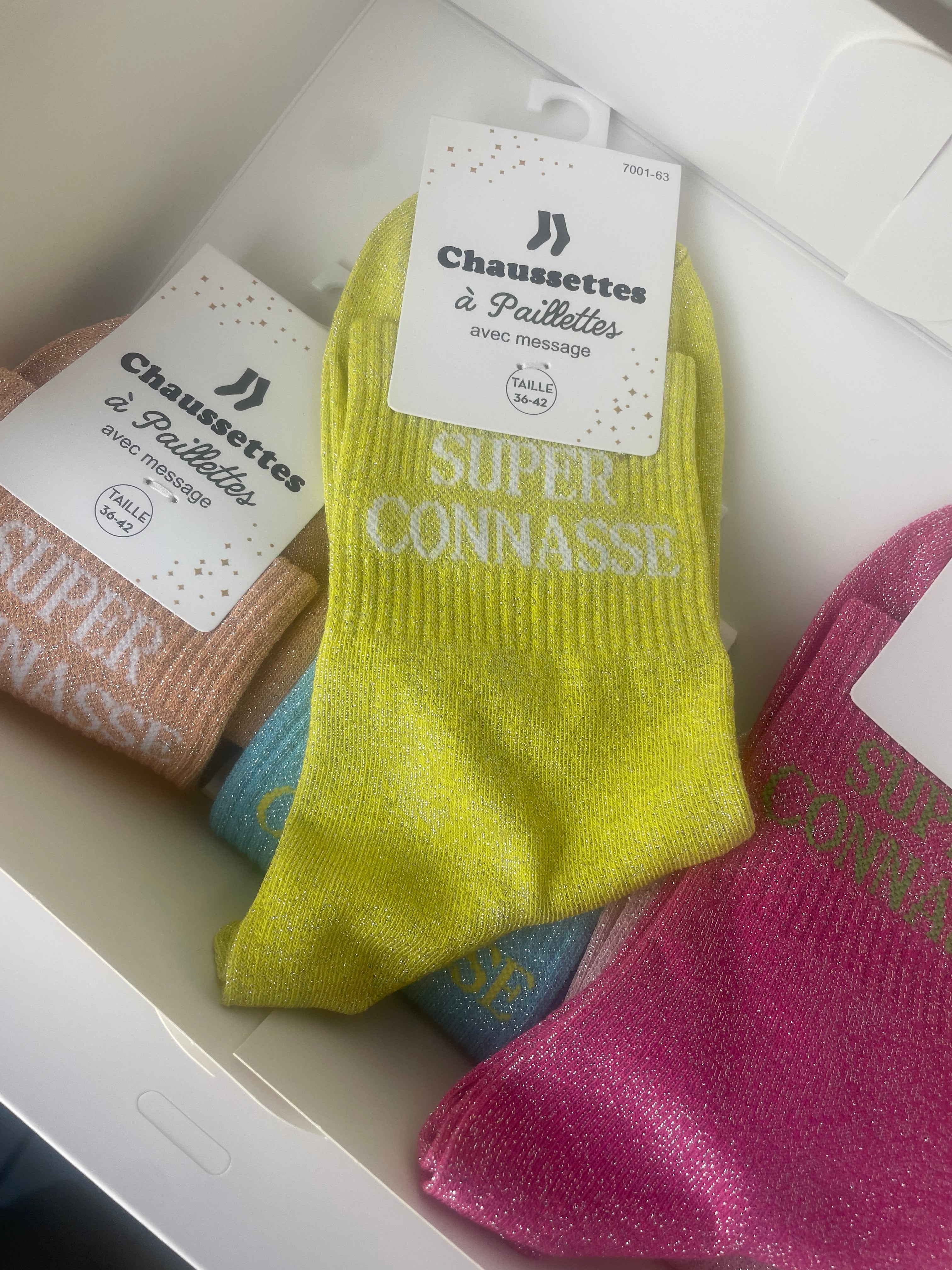 Coloris vert anis fushia chaussettes Super Connasse – éclat de caractère
