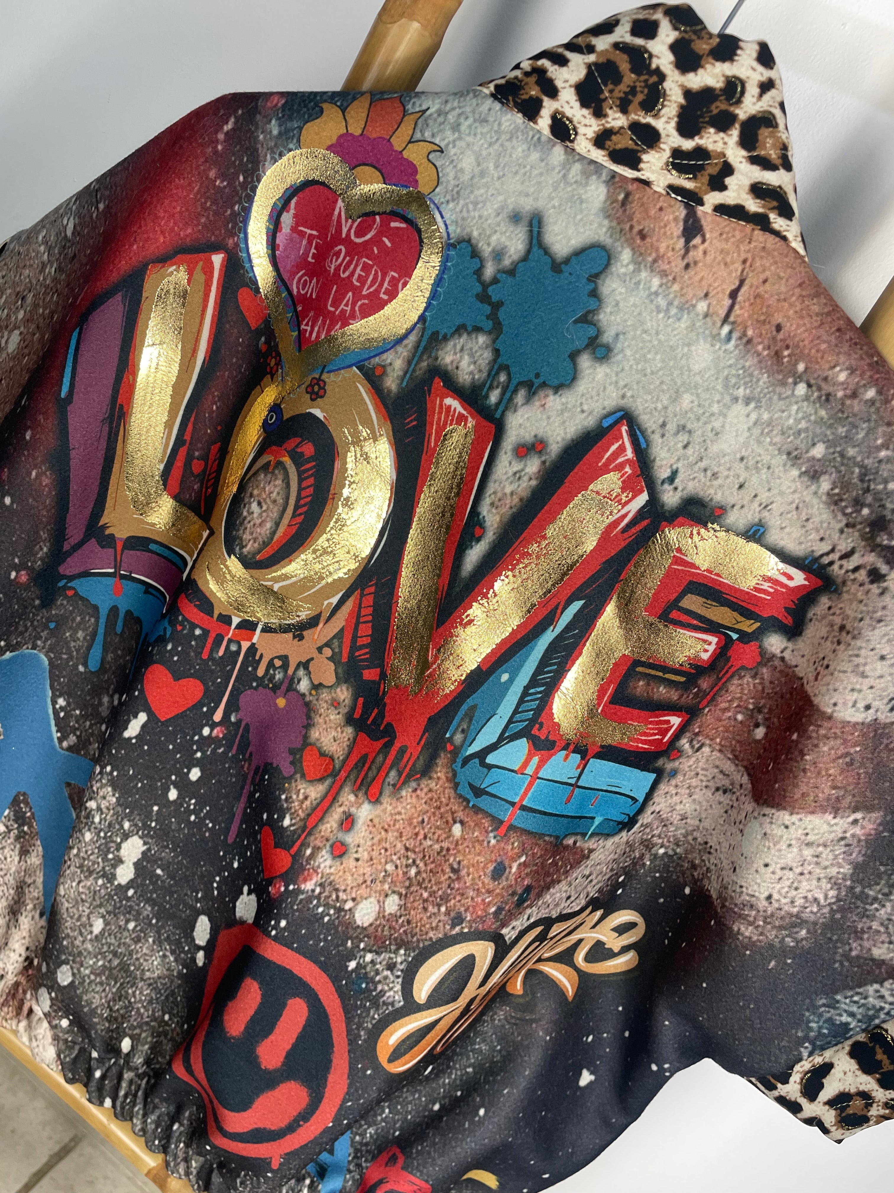 Veste tendance urbaine mélange léopard et graffiti – viscose et polyester made in Italy