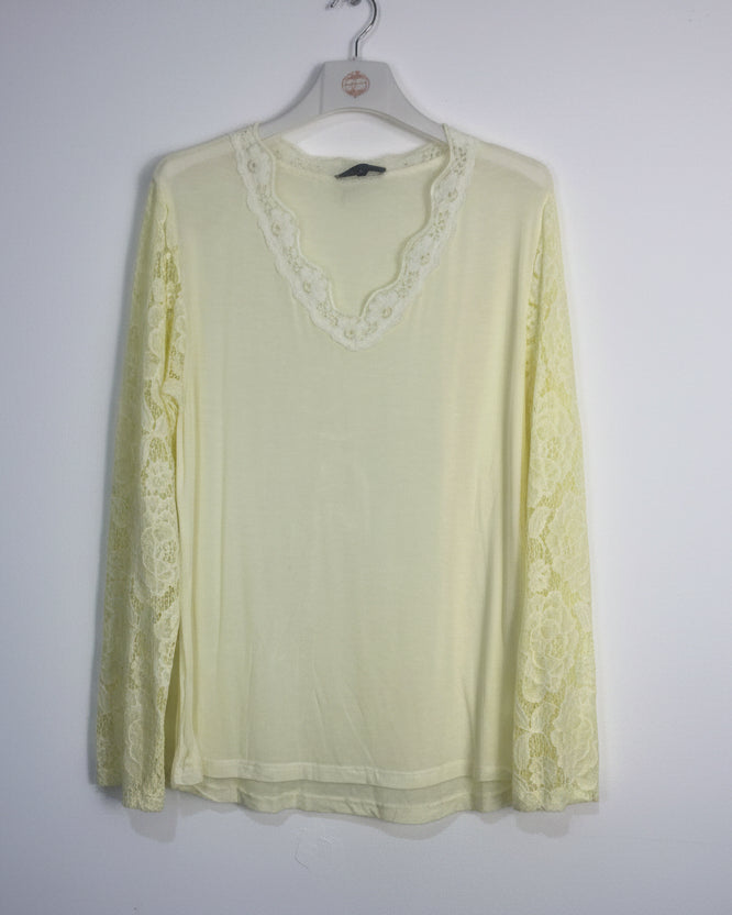 Top jaune pale en dentelle ajourée, look doux et féminin, made in italy